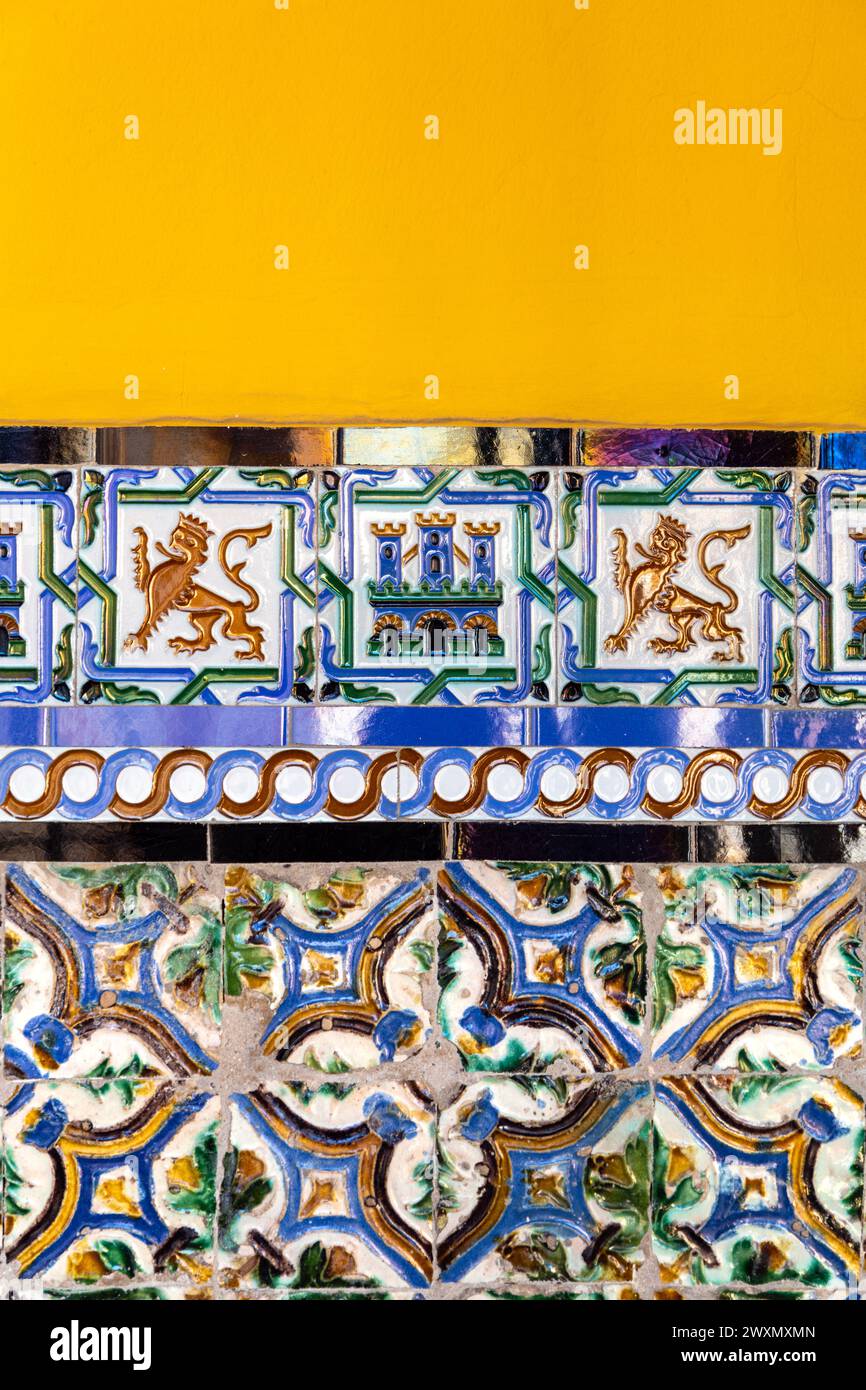 Verzierte Azulejo-Fliesen im Königlichen Alcázar von Sevilla, Spanien Stockfoto