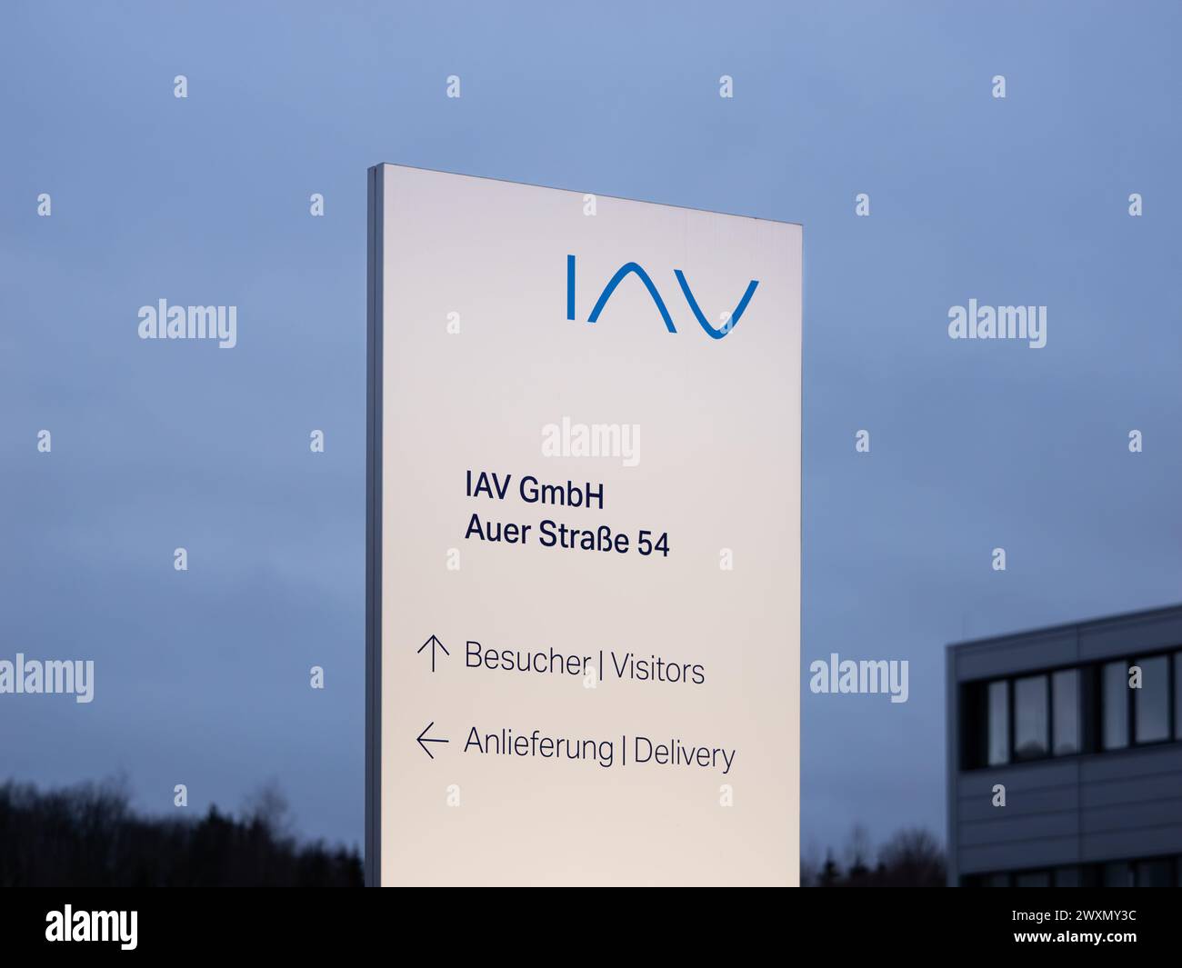 IAV-Firmenschild mit Logo und Adresse darauf. Das Ingenieurunternehmen ist ein großer Arbeitgeber in der Region und in der Automobilindustrie tätig Stockfoto