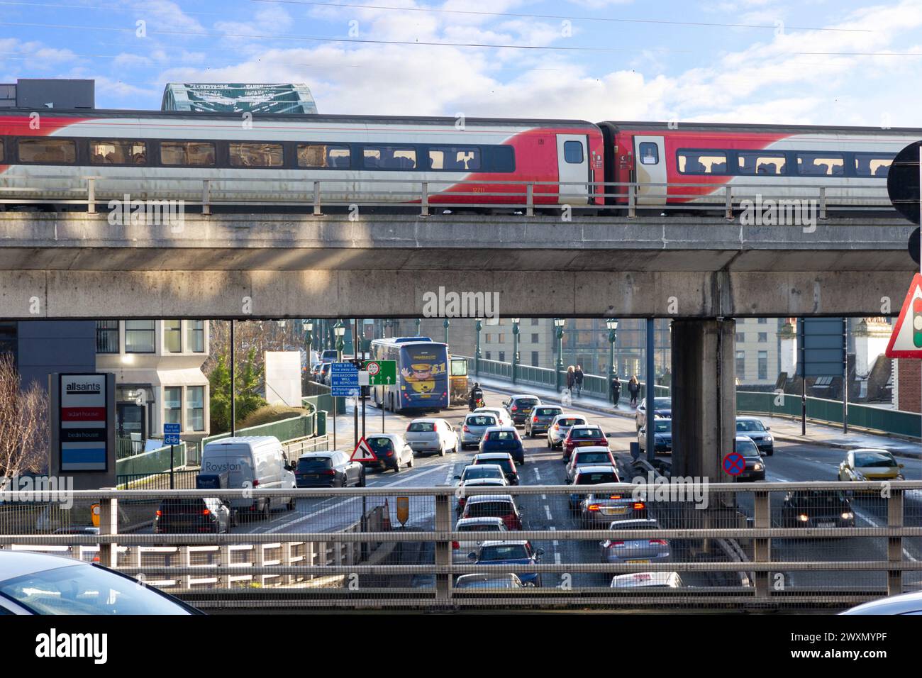 Eisenbahn- und Straßeninfrastruktur in Newcastle upon Tyne, England Stockfoto