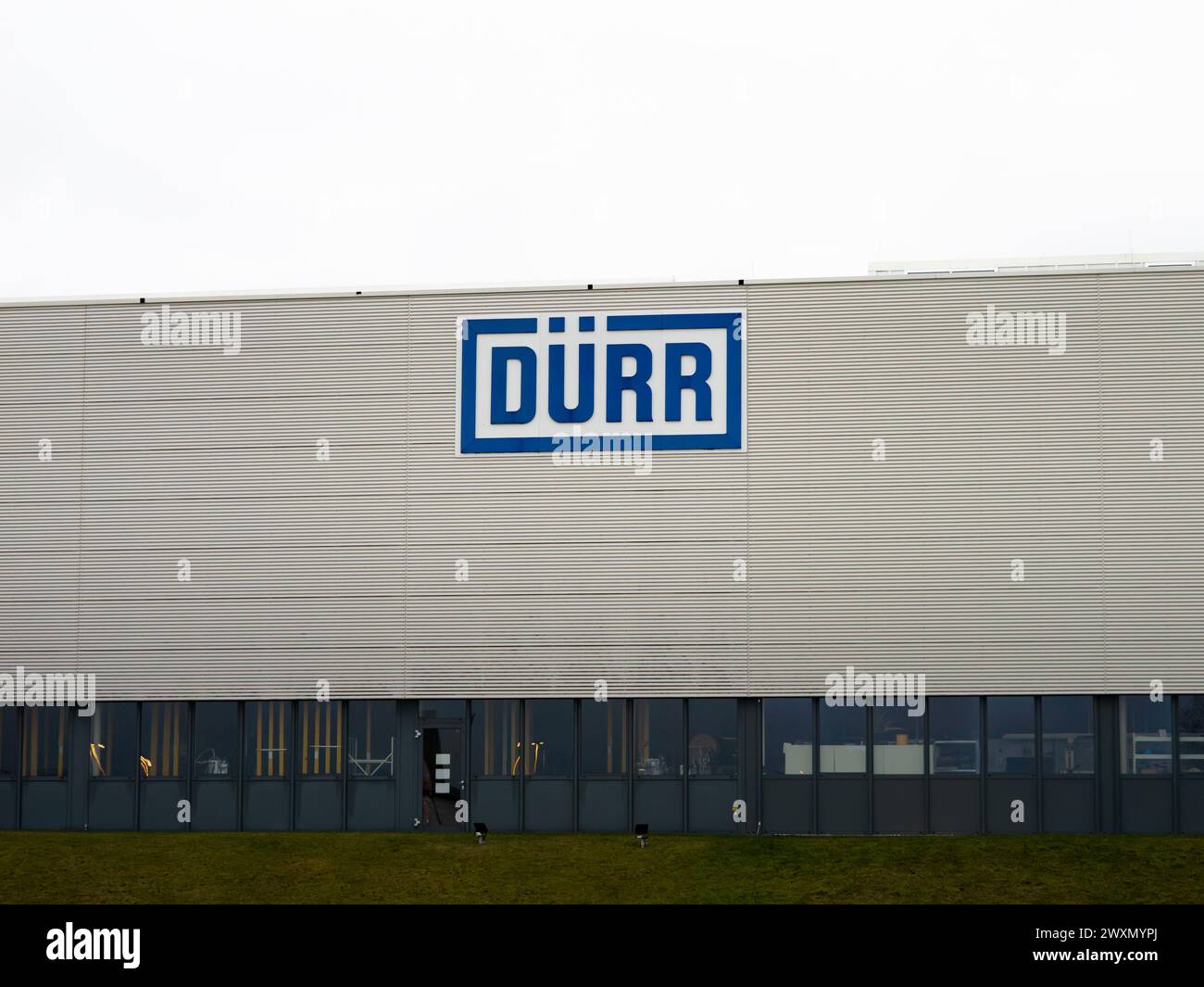 DÜRR-Logo des deutschen Maschinenbauunternehmens auf einem Industriegebäude. Das Geschäft ist der Anlagenbau für die Autofiliale. Stockfoto