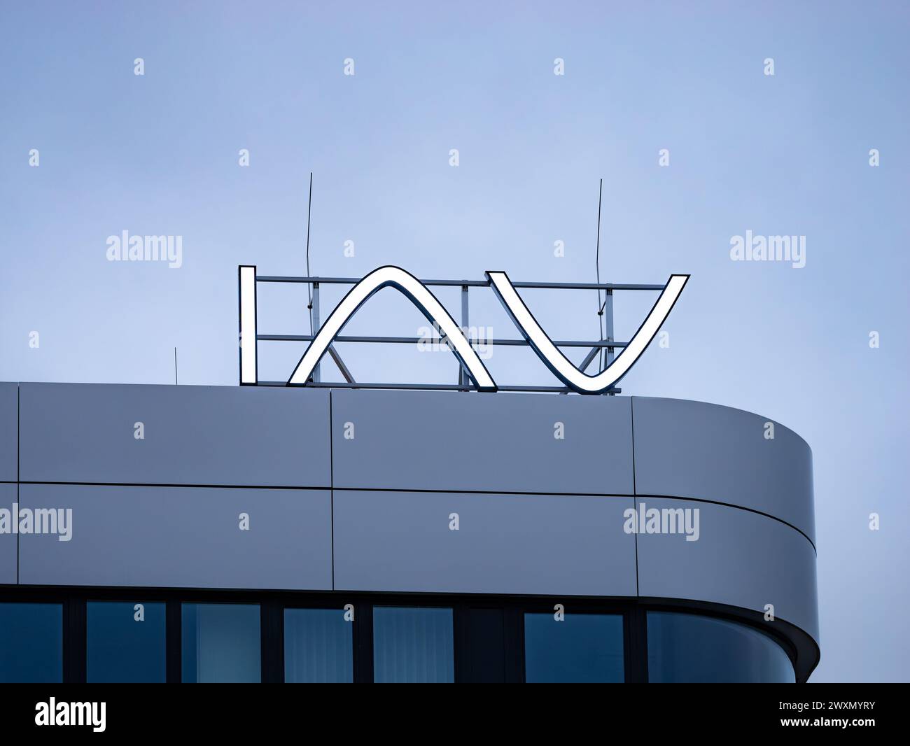 Logo der IAV Ingenieurgesellschaft Auto und Verkehr auf der Außenseite des Bürogebäudes. Beleuchtetes Schild oben. Stockfoto