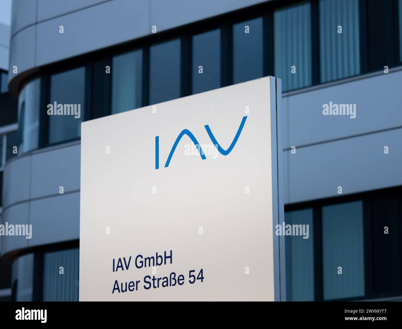 IAV-Firmenlogo vor einem Gebäude. Das Ingenieurunternehmen ist ein großer Arbeitgeber in der Region und Lieferant für die Automobilbranche. Stockfoto