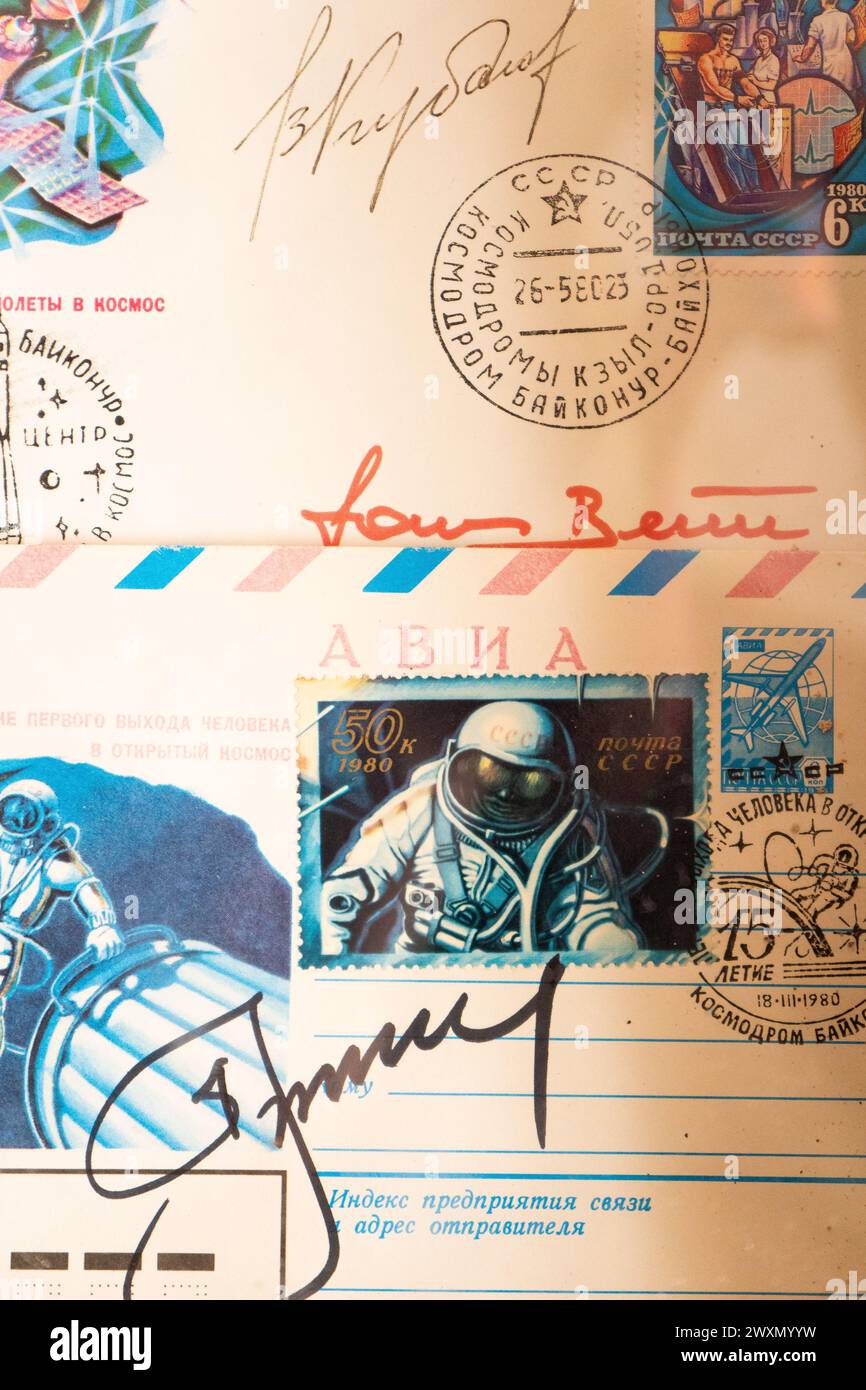 Briefmarke und Umschlag mit Kosmonaut Yuri Gagarin. Alte Luftpost. Kosmonautik-Tag. UdSSR - ca. 1980 Stockfoto