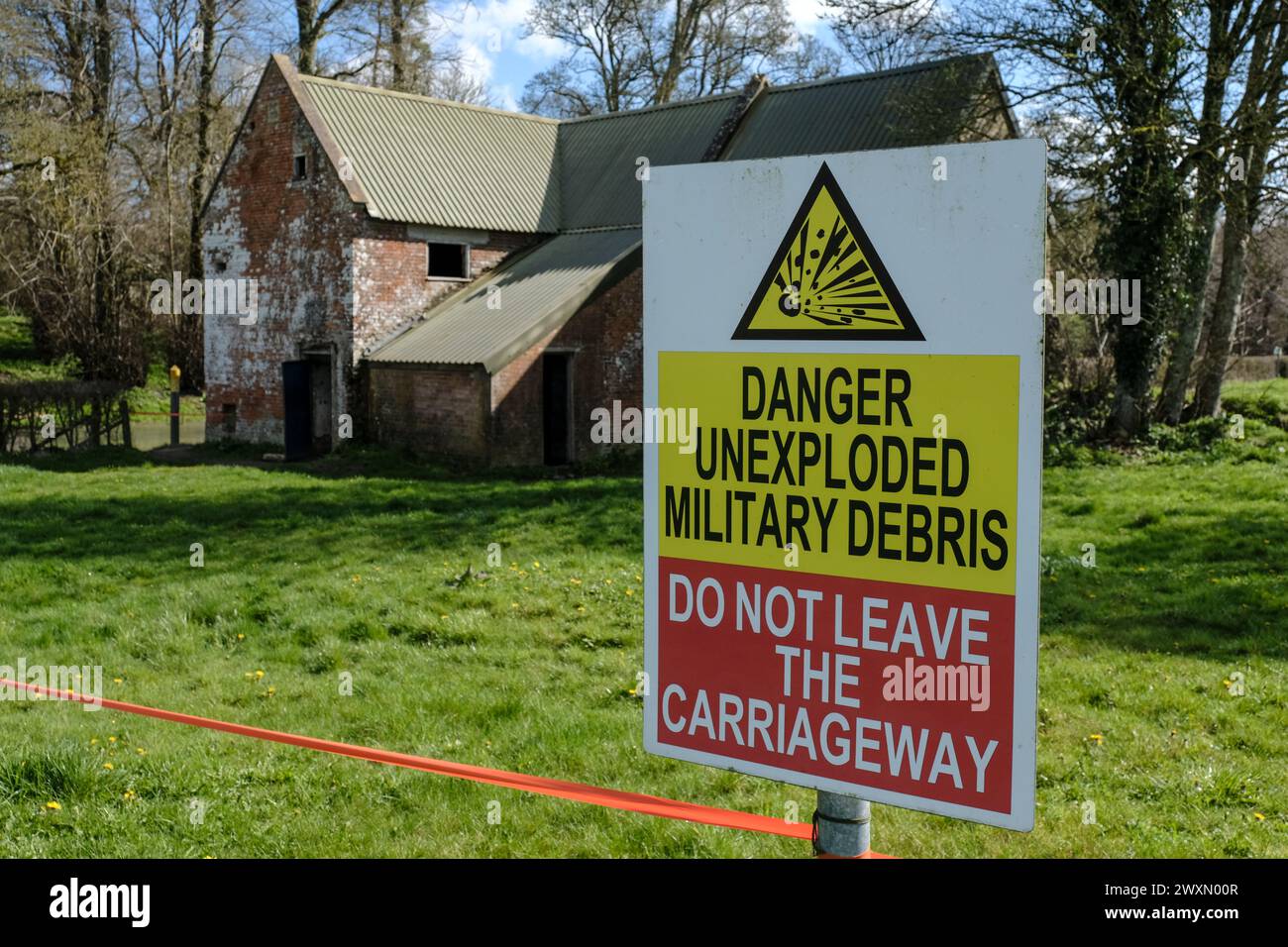 Imber, Großbritannien. April 2024. Ein geschäftiger Tag in Imber auf der Salisbury Plain. Das Dorf Imber ist in der Regel nicht zugänglich, da es Teil des Army-Trainingsplatzes auf der Salisbury Plain ist. Heute am Ostermontag eröffnet, zieht dieses verlassene und traurige kleine, ruinierte Dorf die Menschenmassen an. Das Dorf wurde im Zweiten Weltkrieg für die Ausbildung der Armee übernommen, mit dem Versprechen, dass es den Vilagern zurückgegeben werden würde, aber das Versprechen wurde nie eingehalten. Quelle: JMF News/Alamy Live News Stockfoto