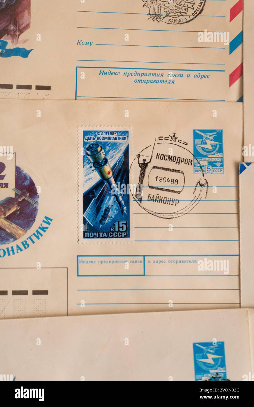 Der 12. April ist der Tag der Kosmonautik. Alte Postkarten, Briefumschläge und Briefmarken zum Thema Raumfahrt. UdSSR - ca. 1988 Stockfoto