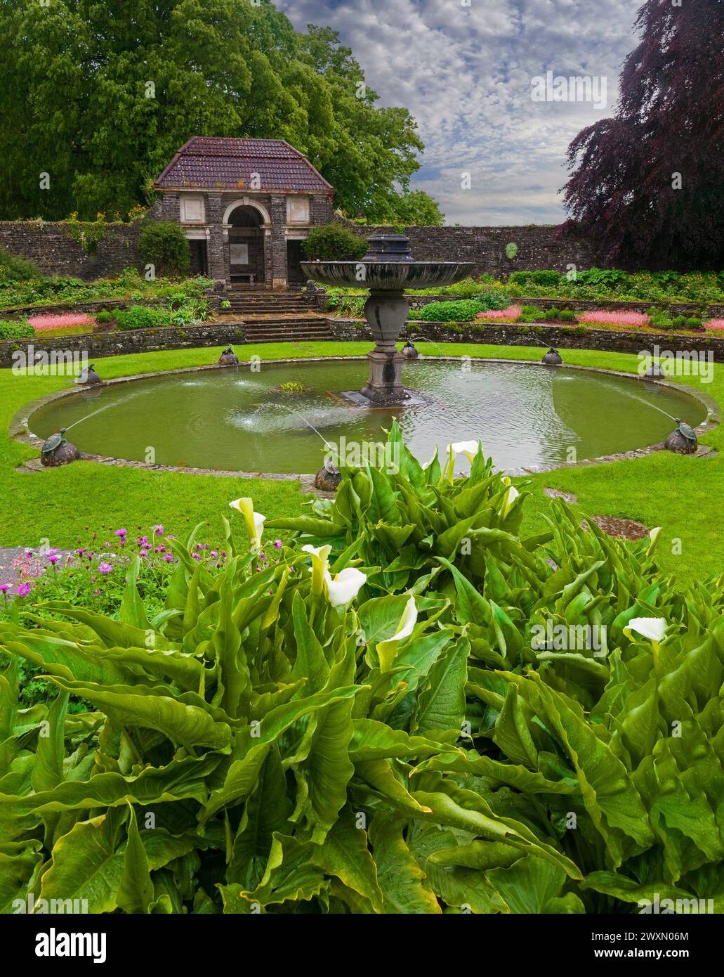 Der Sunken Garden in den italienischen Gärten in Heywood bei Ballinakill im County Laois, Irland, entworfen von Sir Edwin Lutyens im Jahr 1912. Stockfoto