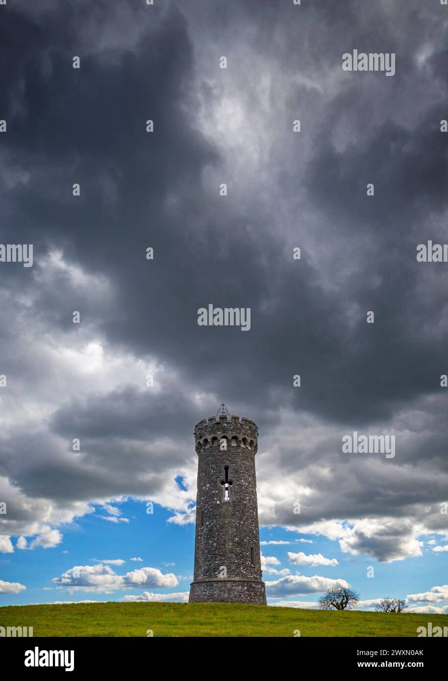 Moonveigh Tower aus dem 19. Jahrhundert in der Nähe von Barmeath Castle, County Louth, eine Torheit, die zum Gedenken an die Wahl von Sir Patrick Bellew zum parlament errichtet wurde. Stockfoto