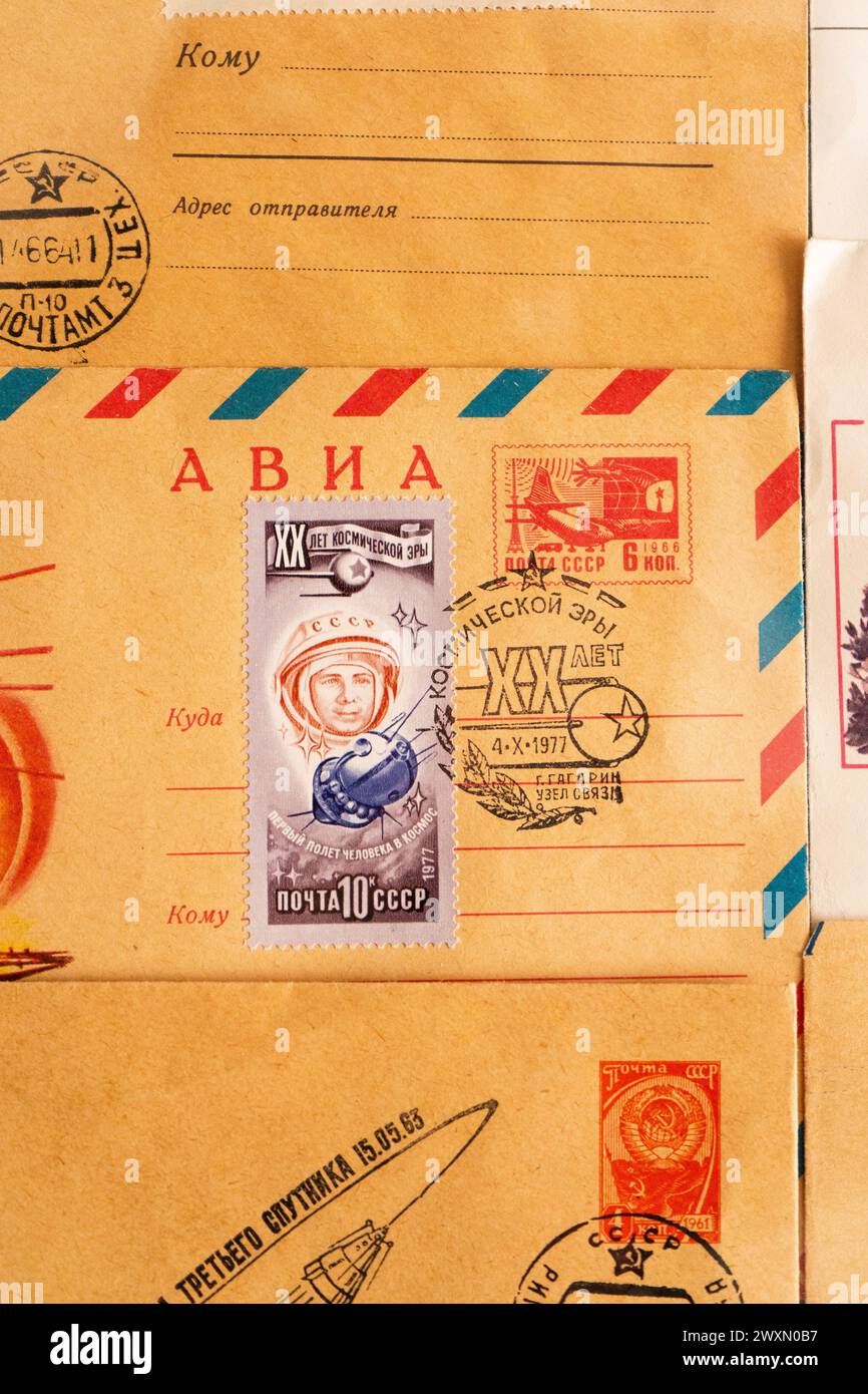 Briefmarke und Umschlag mit Kosmonaut Yuri Gagarin. UdSSR - ca. 1977 Stockfoto