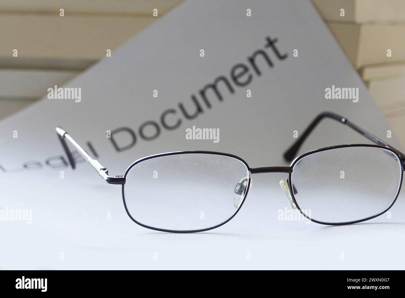 Eine Nahaufnahme einer Brille auf einem juristischen Dokument Stockfoto