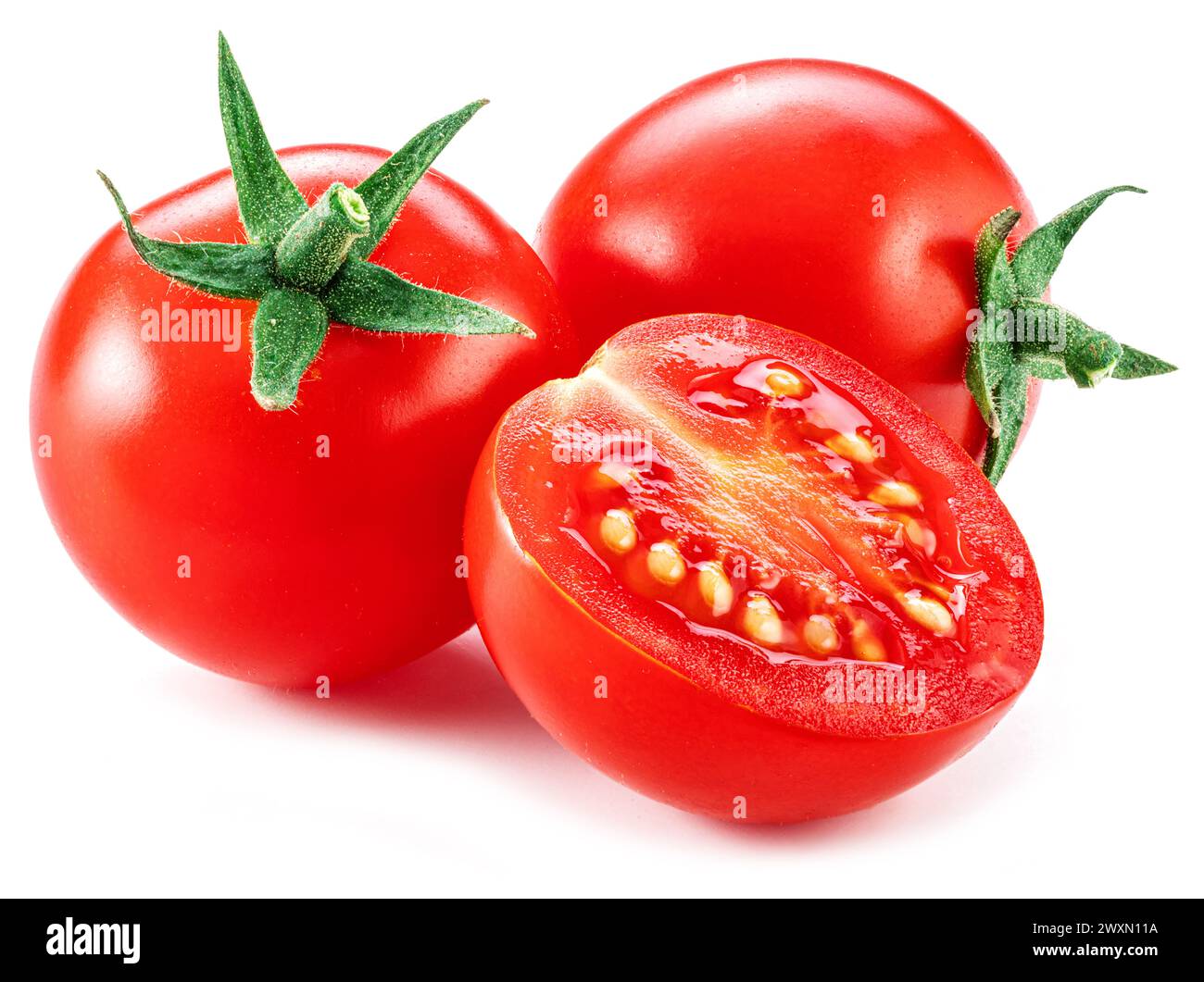 Reife Kirschtomaten isoliert auf weißem Hintergrund. Makroaufnahme. Weltweit beliebtes Produkt als Zutat in vielen mediterranen Gerichten. Stockfoto