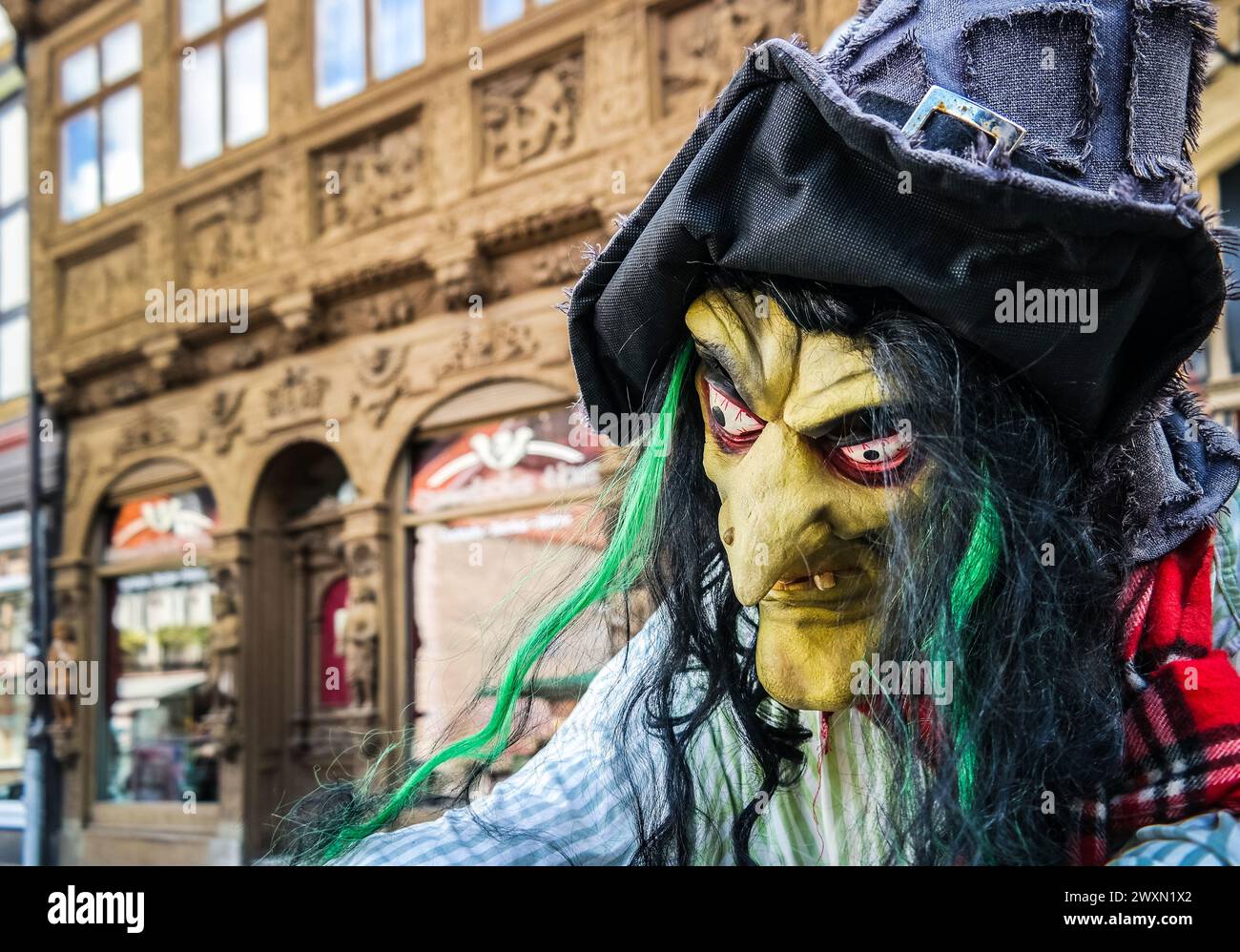 Hexenkostüm in Wernigerode. Im Harz treffen sich zur Walpurgisfeier der Überlieferung zufolge am 30. April Hexen und Teufel am Brocken (Blocksberg). Stockfoto