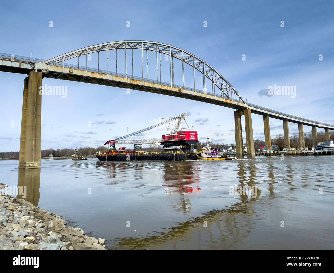 Frachtschiff mit Kran fährt nach Baltimore am Kanal C und D, um Wrackteile aus dem Zusammenbruch der Key Bridge, Chesapeake City, Maryland, 3-31-2024, zu entfernen. Stockfoto