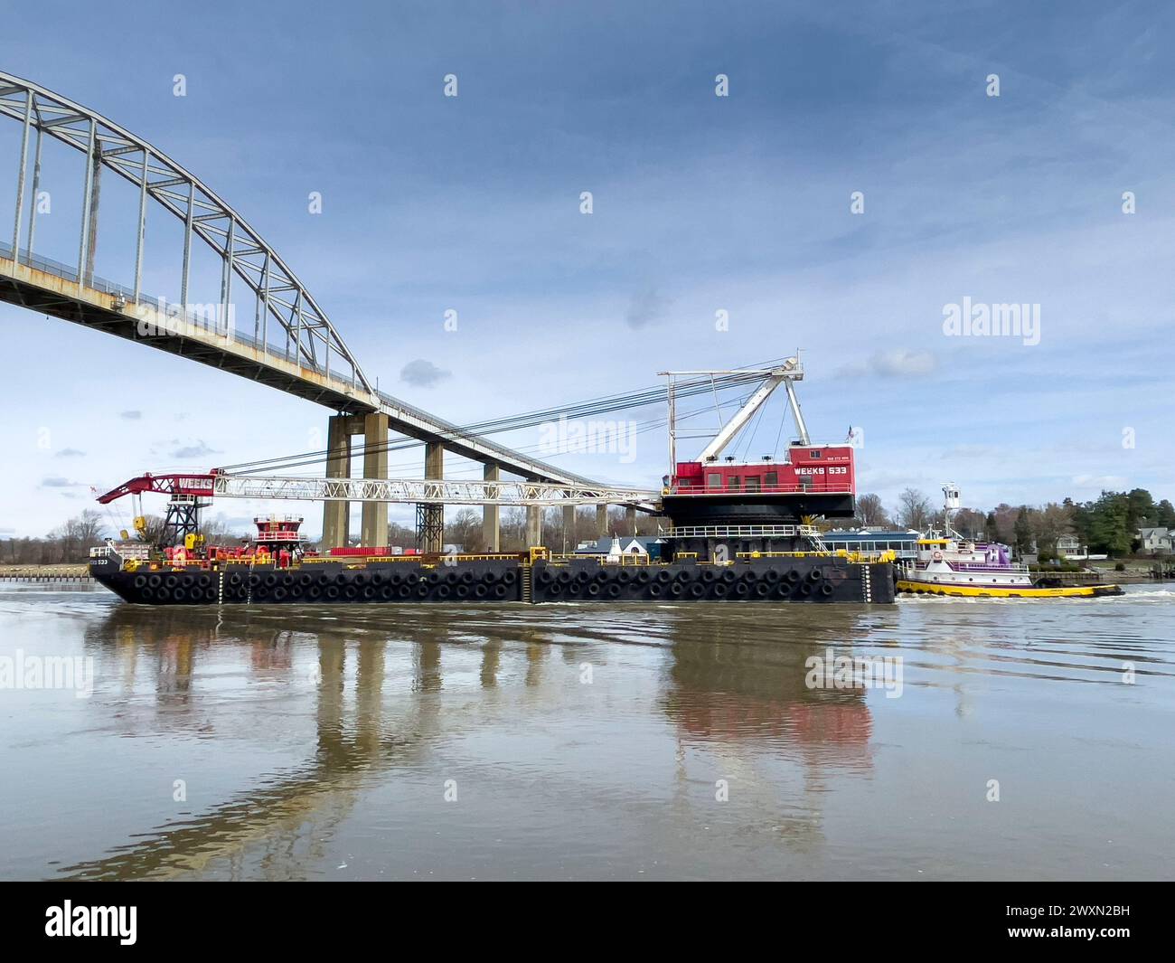 Frachtschiff mit Kran fährt nach Baltimore am Kanal C und D, um Wrackteile aus dem Zusammenbruch der Key Bridge, Chesapeake City, Maryland, 3-31-2024, zu entfernen. Stockfoto
