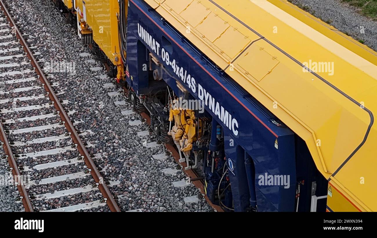 Aus der Vogelperspektive eines gelben Zuges am Bahnhof EWR Winslow Stockfoto