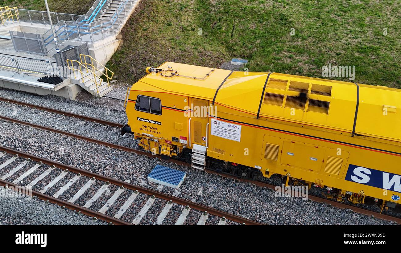 Aus der Vogelperspektive eines gelben Zuges am Bahnhof EWR Winslow Stockfoto