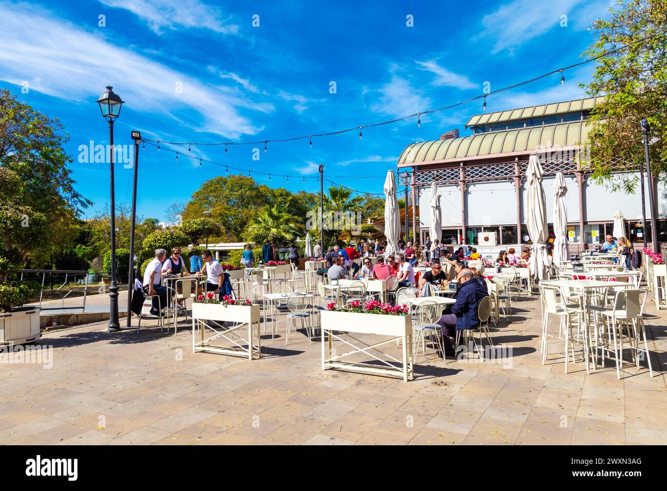 Gäste speisen im Freien außerhalb des Mercado Lonja del Barranco, einem Gourmet-Markt auf einem ehemaligen Fischmarkt aus dem 19. Jahrhundert, Sevilla, Andalusien, Spanien Stockfoto