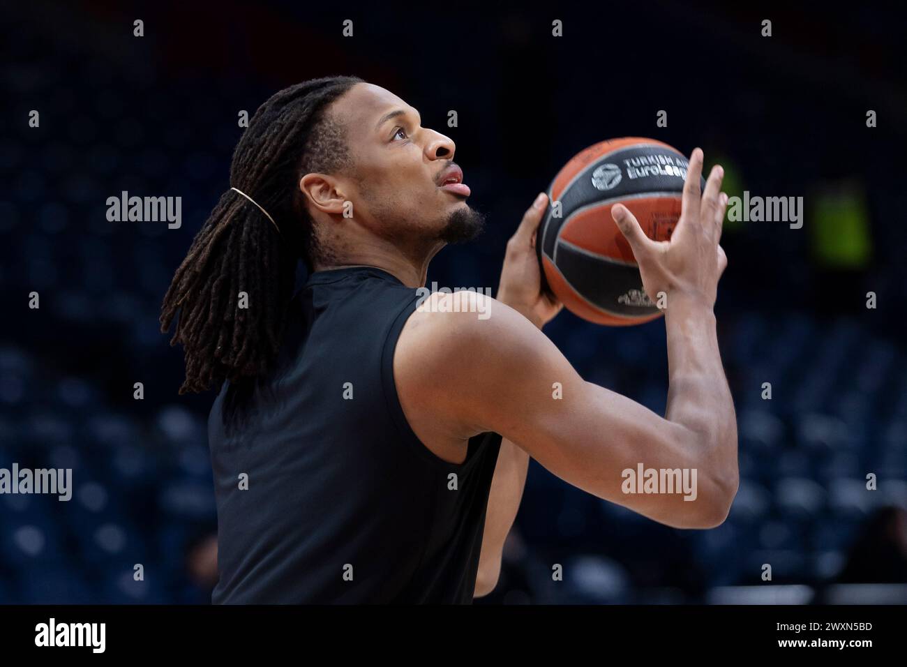 Belgrad, Serbien, 14. März 2023. Freddie Gillespie von Crvena Zvezda Meridianbet Belgrad wärmt sich während des Spiels der Turkish Airlines EuroLeague 2023/2024 auf, Runde 29 zwischen Crvena Zvezda Meridianbet Belgrad und Maccabi Playtika Tel Aviv in der Aleksandar Nikolic Hall in Belgrad, Serbien. März 2023. Quelle: Nikola Krstic/Alamy Stockfoto