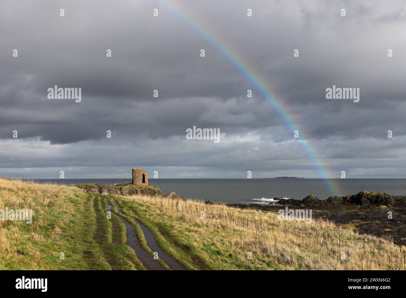 Regenbogen über dem Lady’s Tower auf dem Fife Coastal Path in der Nähe von Elie, Fife, Schottland, Großbritannien Stockfoto