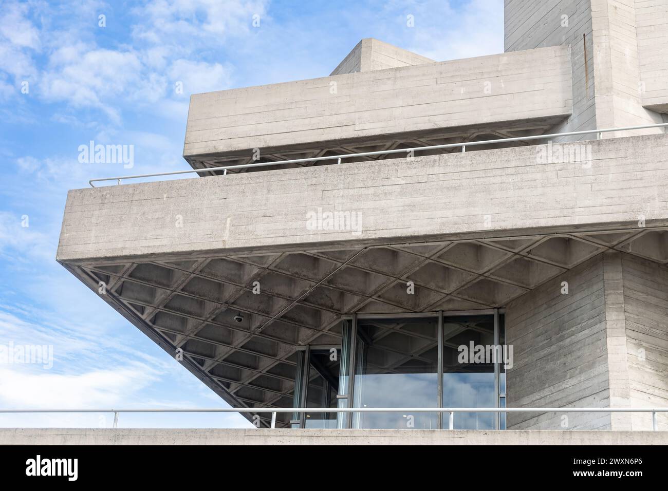 Brutalistische Architektur der South Bank an der Themse, London, ohne Menschen in der Szene. Stockfoto