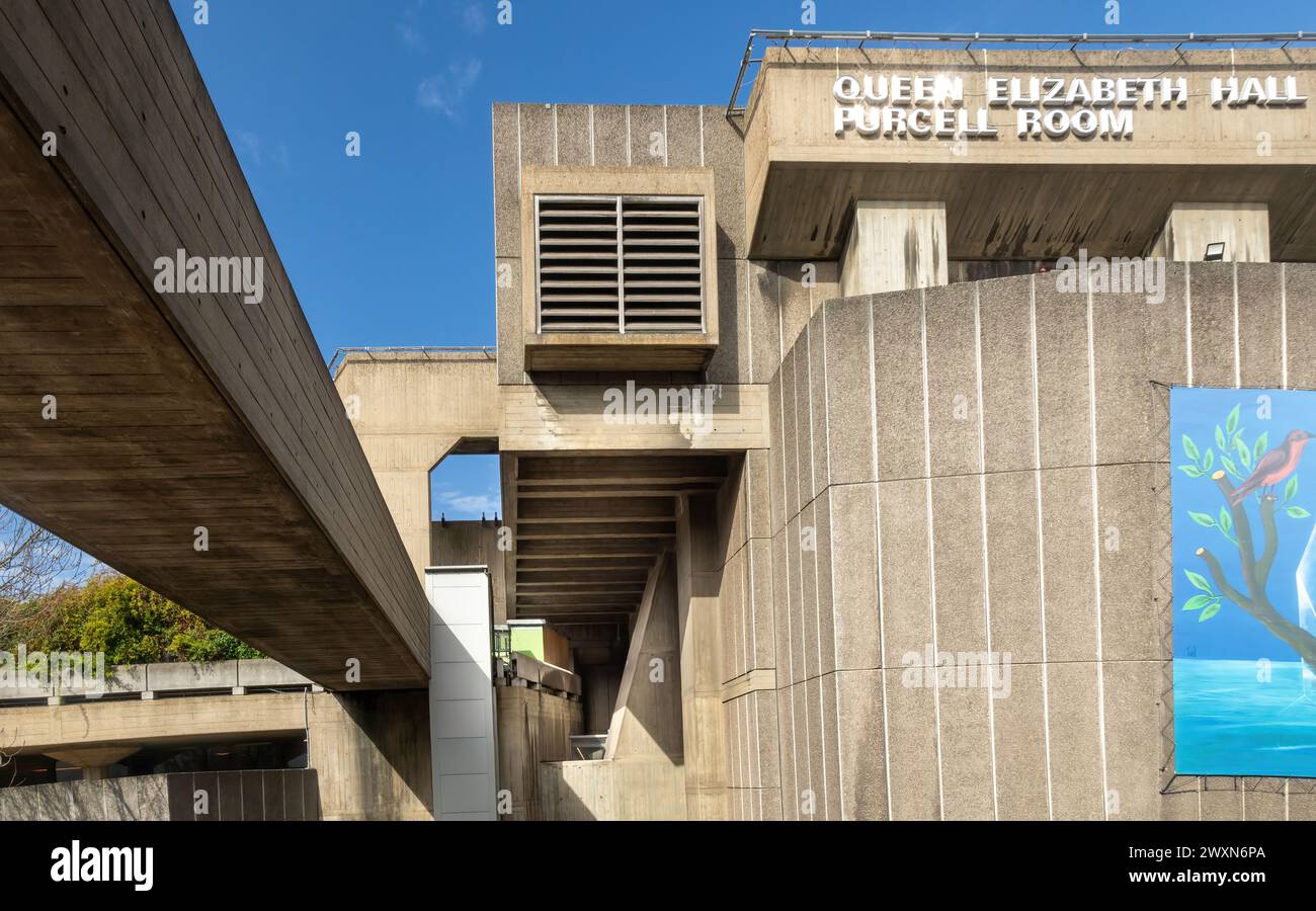 Brutalistische Architektur der South Bank an der Themse, London, ohne Menschen in der Szene. Stockfoto