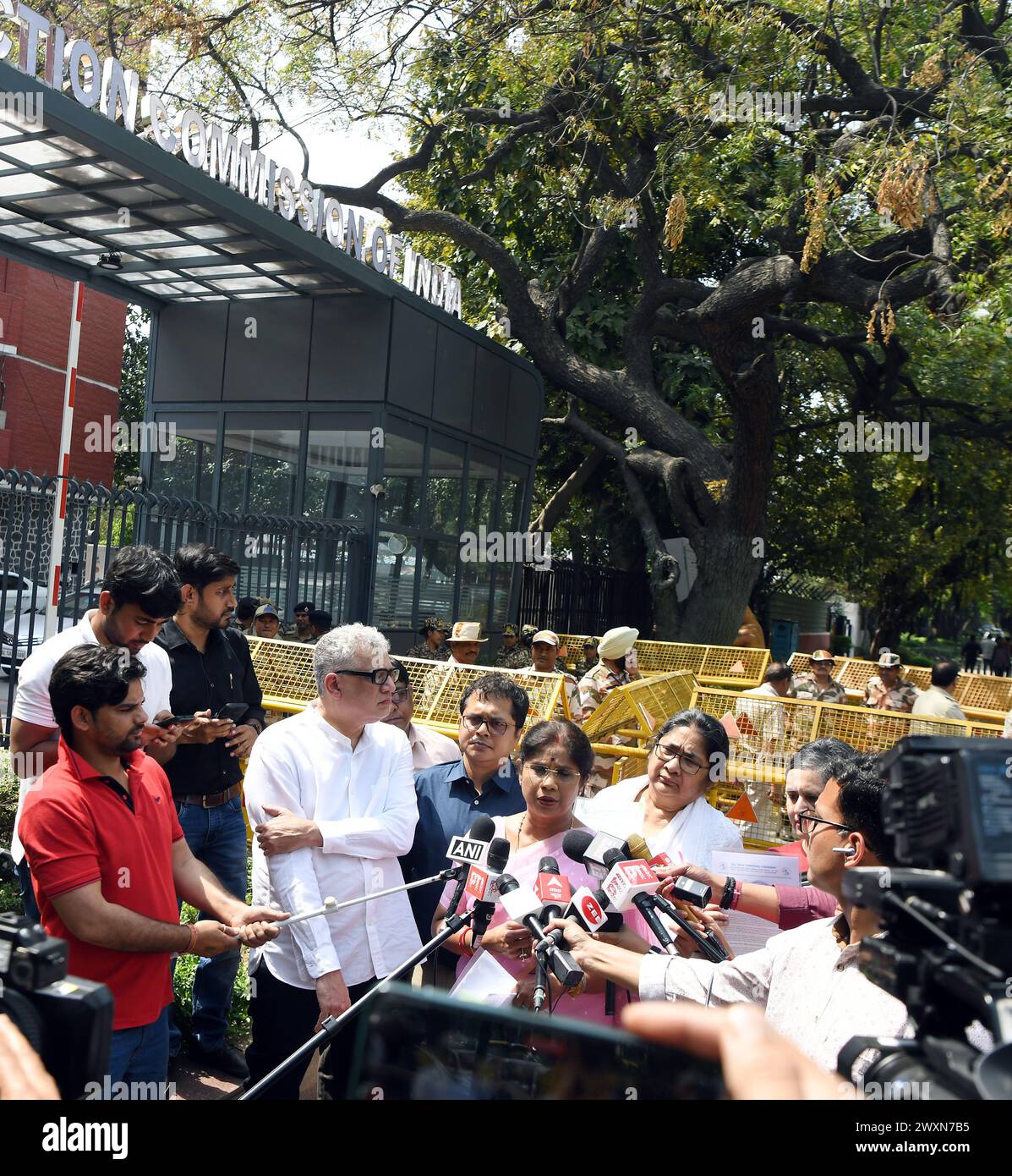 Neu-Delhi, Indien. April 2024. New Delhi, 29. März 2024 (ANI): Eine Delegation des Trinamool Congress (TMC), bestehend aus Derek O'Brien, Dola Sen, Shashi Panja, Sagarika Ghose und Saket Gokhale, spricht am Freitag vor dem Büro der Wahlkommission Indiens in Neu-Delhi. (ANI Foto über Hindustan Times/SIPA USA/Shrikant Singh) Credit: SIPA US/Alamy Live News Stockfoto