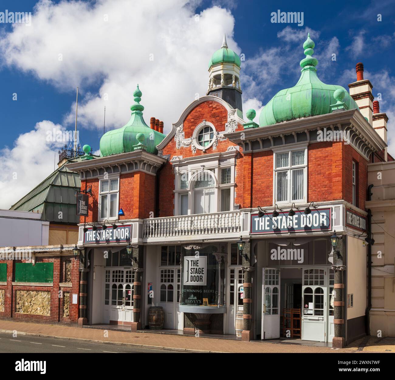 Das Stage Door Public House mit Kupferkuppeln, Eastbourne. Stockfoto