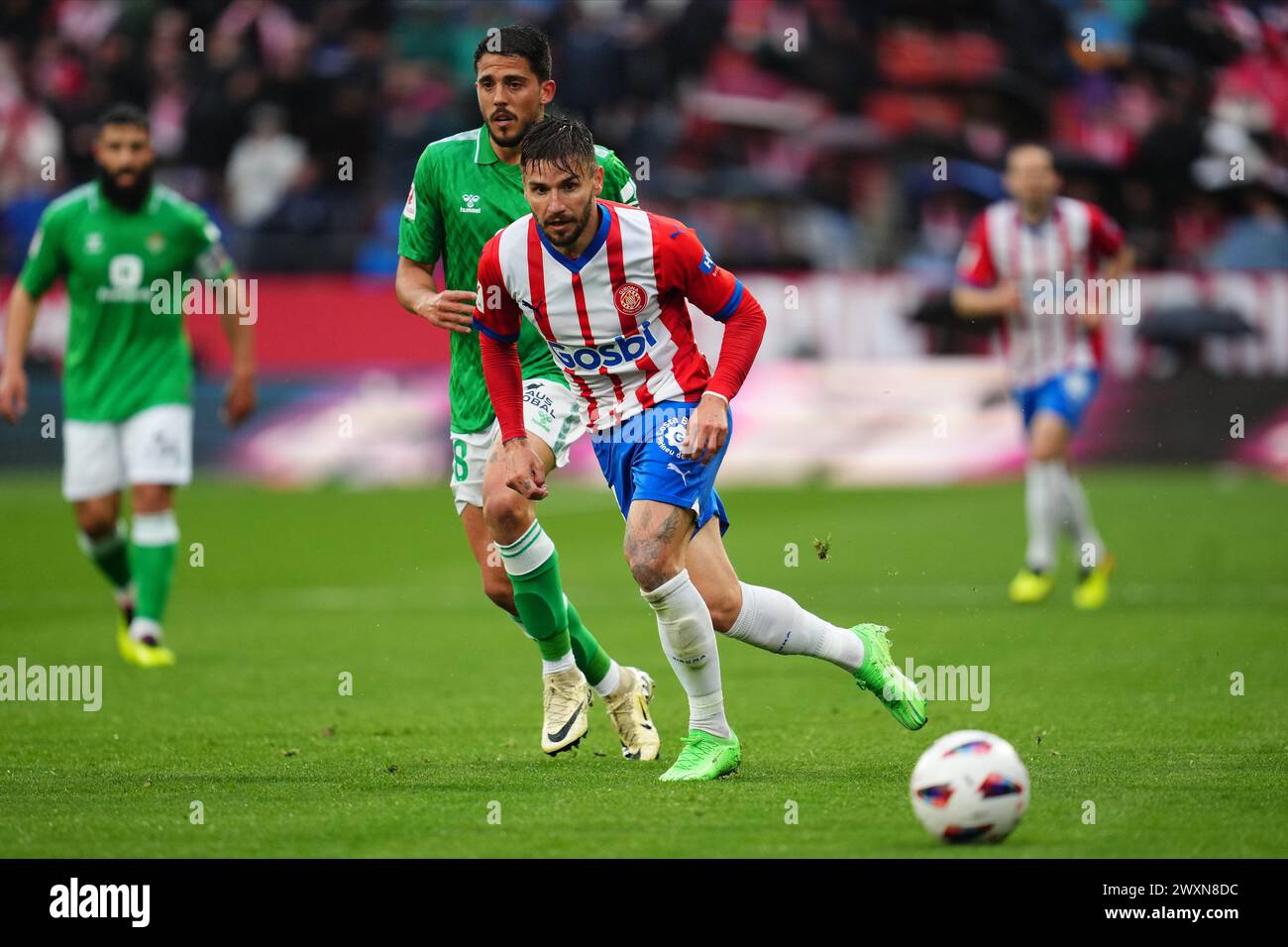 Cristian Portugues Portu von Girona FC und Pablo Fornals von Real Betis während des La Liga EA Sports Matches zwischen Girona FC und Real Betis spielten am 31. März 2024 im Montilivi Stadion in Girona, Spanien. (Foto: Bagu Blanco / PRESSINPHOTO) Stockfoto