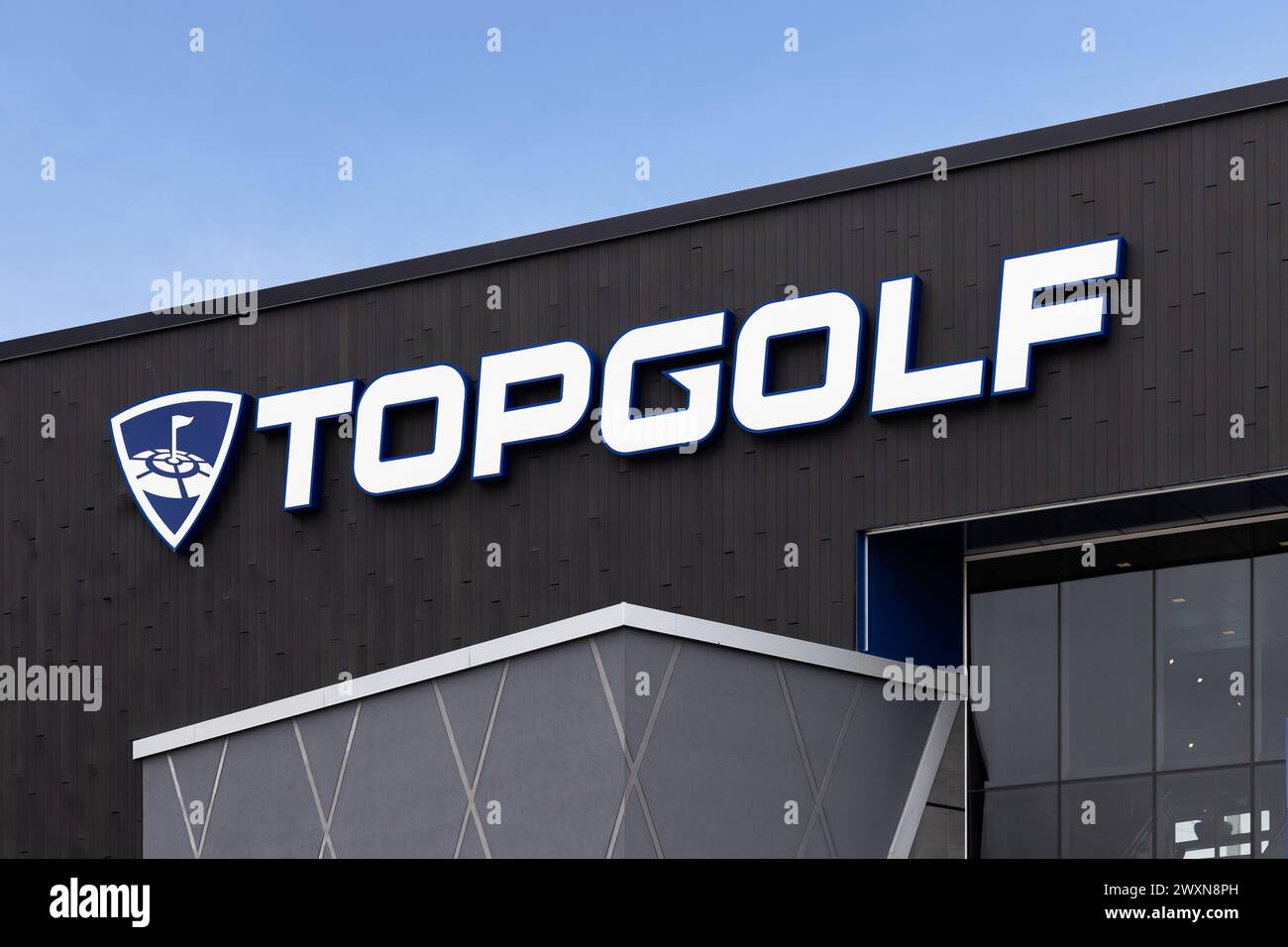 Topgolf verfügt über mehrere Stockwerke mit Driving Range Buchten und ist ein unterhaltsamer Unterhaltungskomplex für alle Altersgruppen. Stockfoto
