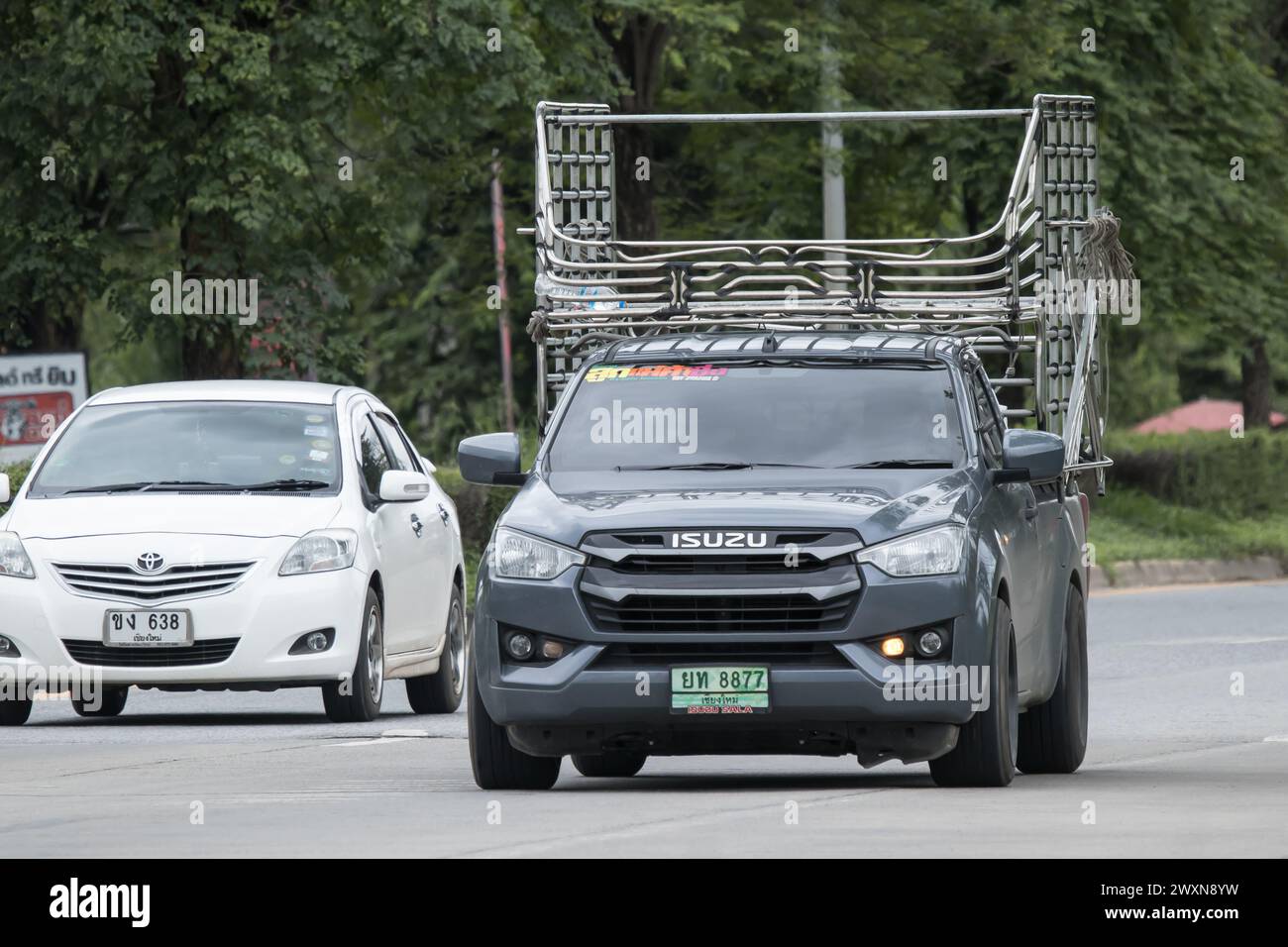 Chiangmai, Thailand - 12. September 2023: Privater Isuzu Dmax-Pickup. Auf der Straße Nr. 1001 8 km von Chiangmai Stadt. Stockfoto