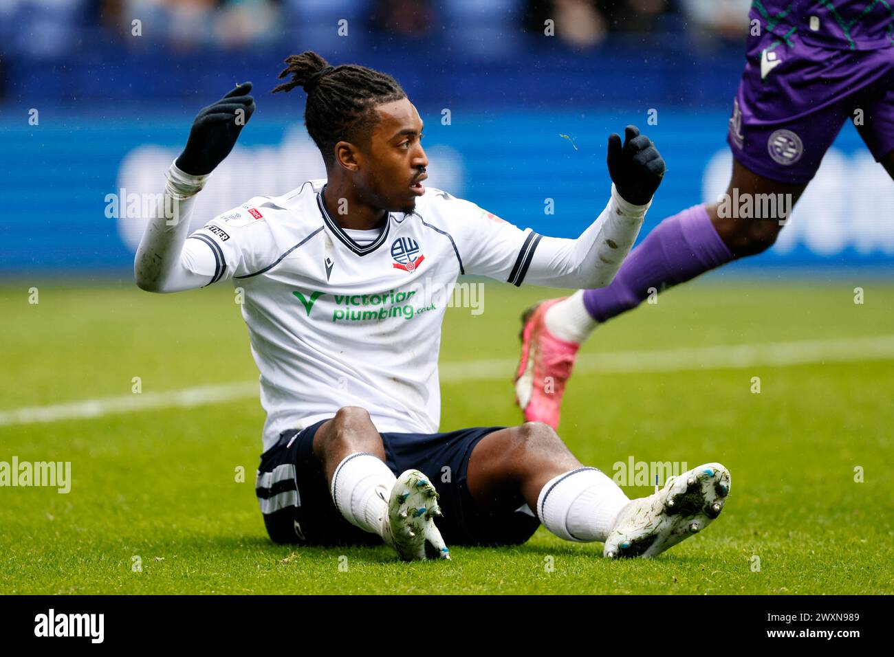 Bolton Wanderers' Paris Maghoma reagiert während des Spiels der Sky Bet League One im Toughsheet Community Stadium in Bolton. Bilddatum: Montag, 1. April 2024. Stockfoto