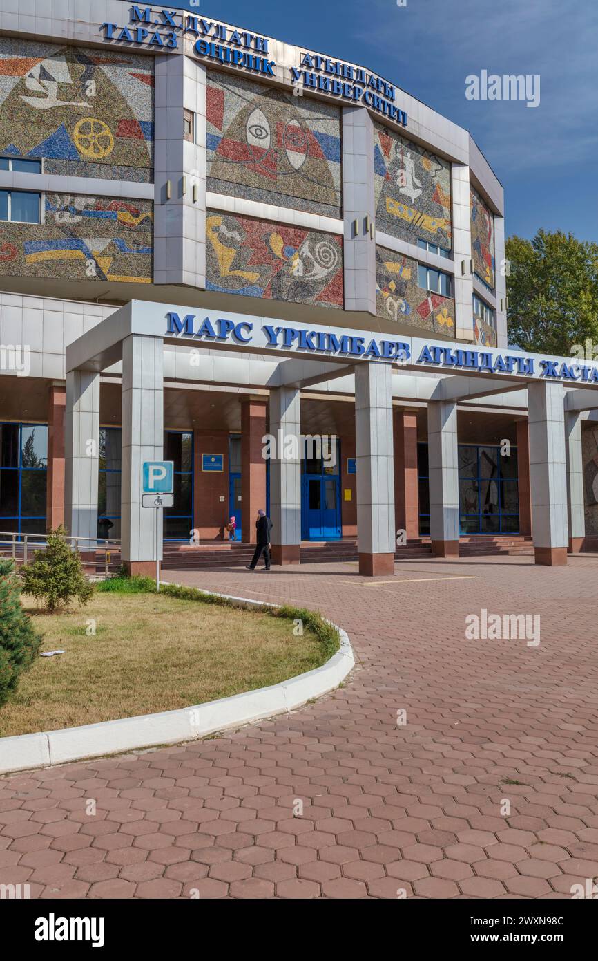 Mosaik an der Fassade des Taraz Dulaty Universitätsgebäudes, Taraz, Jambyl Region, Kasachstan Stockfoto