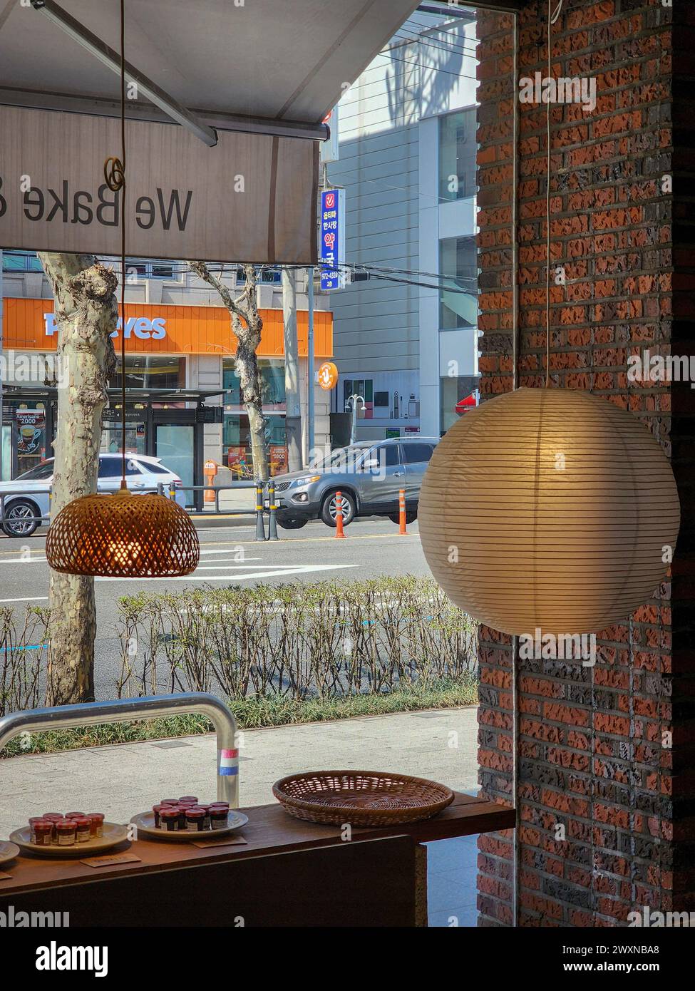 Seoul, Südkorea – gemütliche Bäckerei-Café-Innenausstattung mit einladenden Leuchten Stockfoto