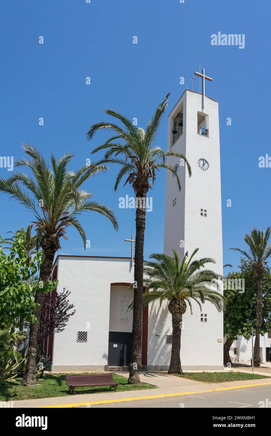 Straße des Fischerdorfes Poble Nou del Delta mit seinen typischen weißen Häusern. Delta del Ebro, Tarrag Stockfoto