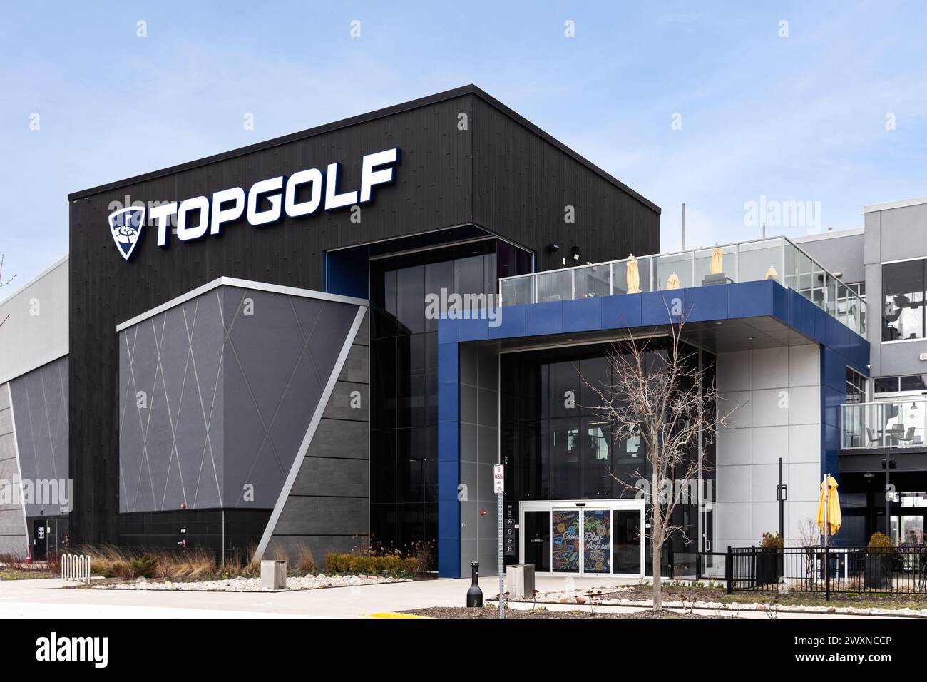 Topgolf verfügt über mehrere Stockwerke mit Driving Range Buchten und ist ein unterhaltsamer Unterhaltungskomplex für alle Altersgruppen. Stockfoto