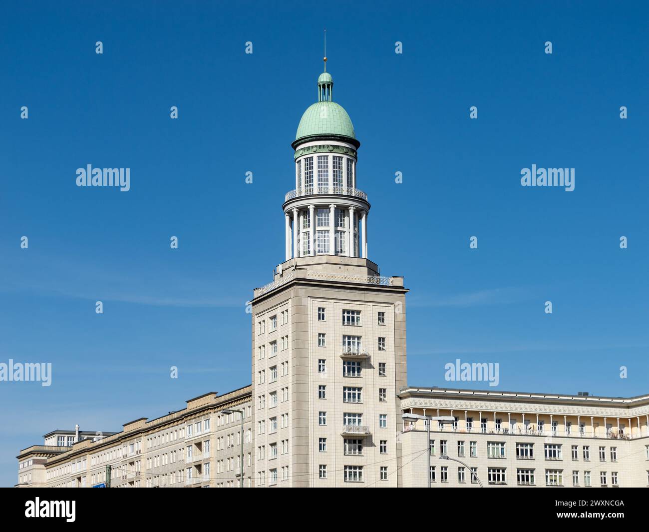 Turmgebäude am Frankfurter Tor in der Stadt. Wohnarchitektur im Stadtgebiet Ost-Berlins in Friedrichshain. Stockfoto