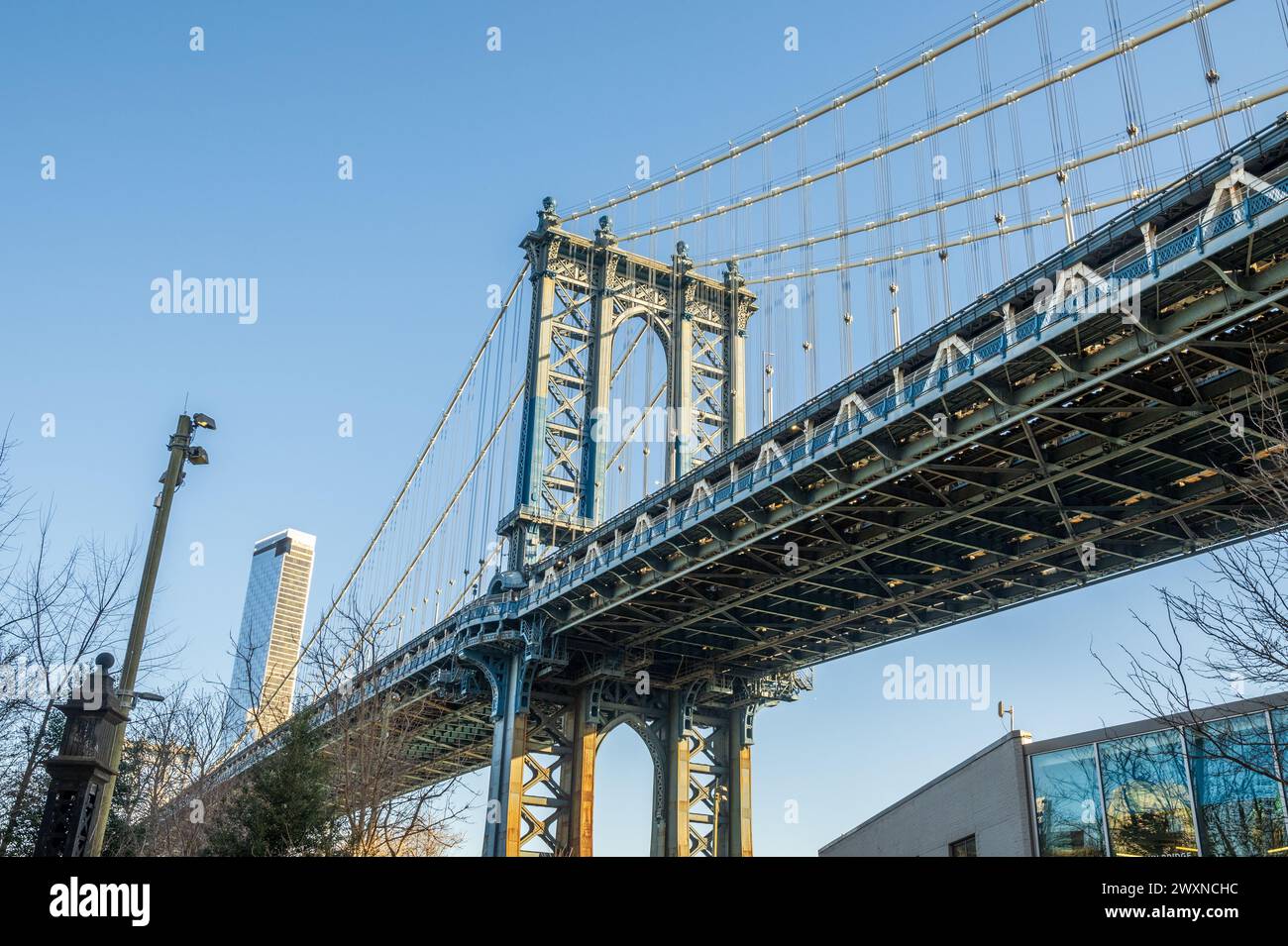 Dumbo ist ein Stadtteil im New York City Borough of Brooklyn. Es umfasst zwei Abschnitte: Einen zwischen den Manhattan und Brooklyn Bridges, Stockfoto
