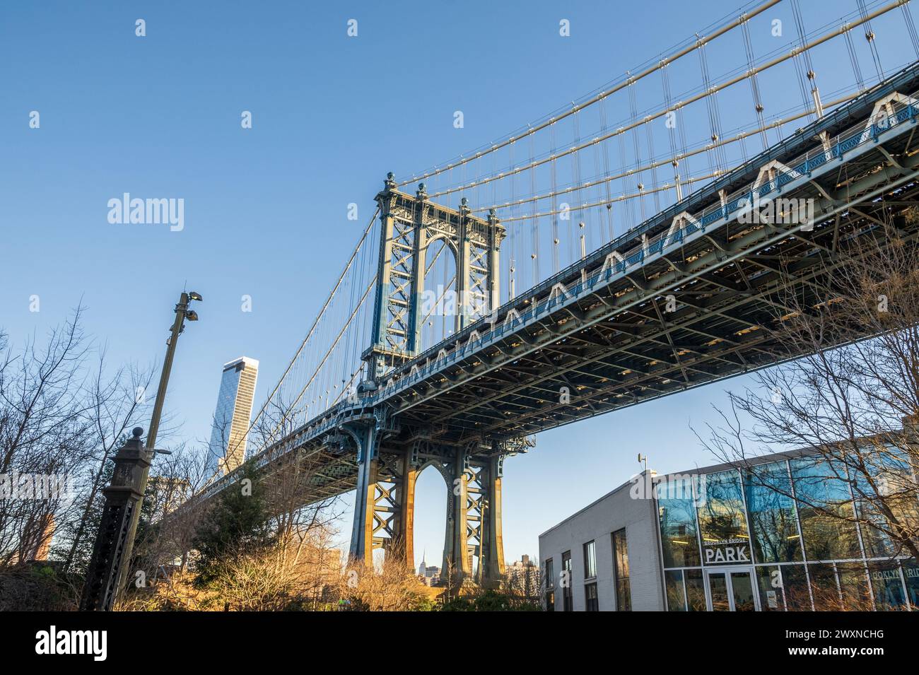 Dumbo ist ein Stadtteil im New York City Borough of Brooklyn. Es umfasst zwei Abschnitte: Einen zwischen den Manhattan und Brooklyn Bridges, Stockfoto