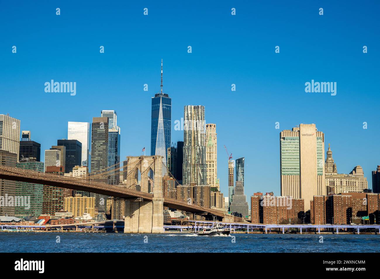 Blick vom Dumbo Park im New Yorker Stadtteil Brooklyn, Blick auf Brooklyn Bridge und Manhattan. Stockfoto