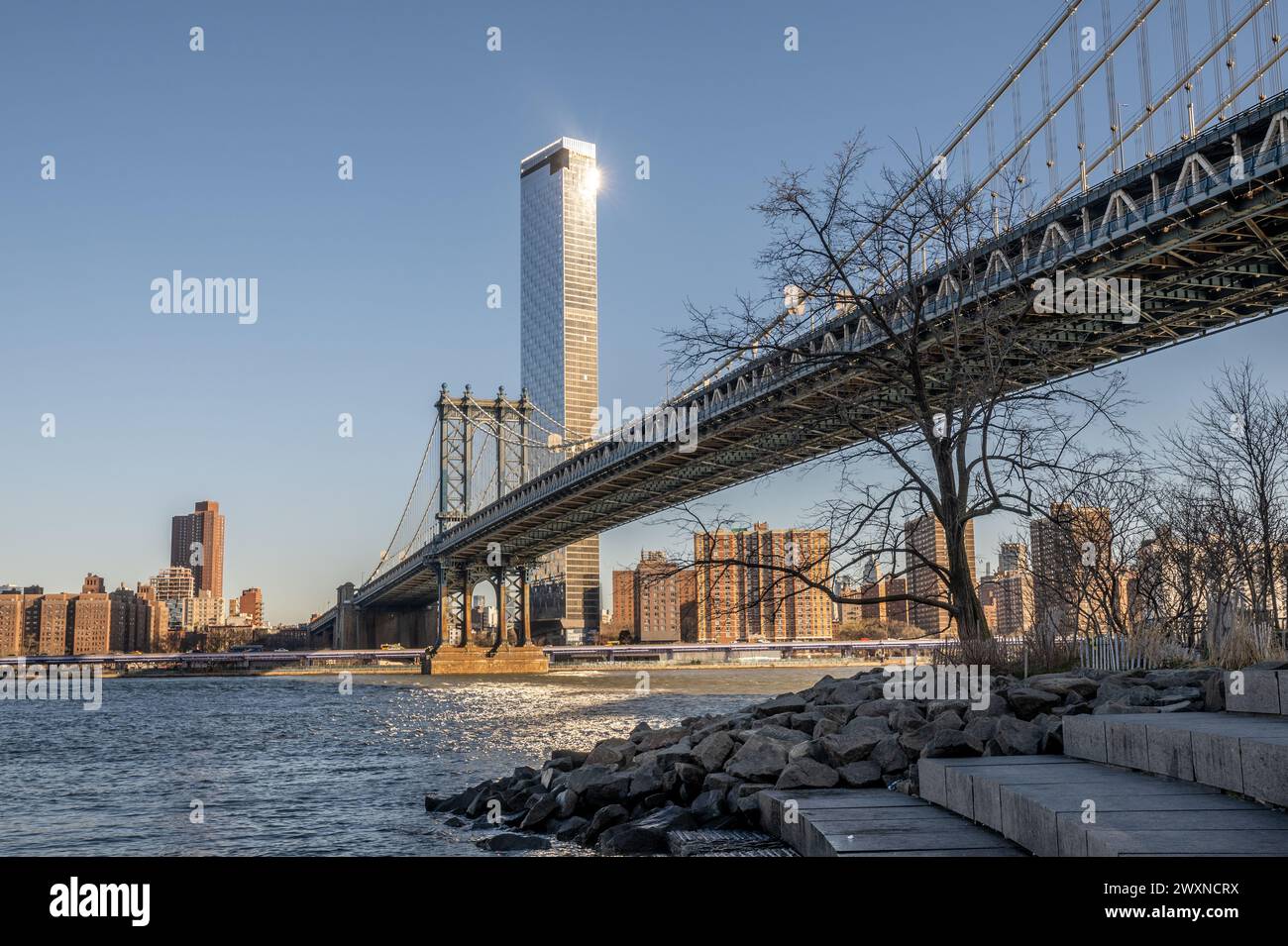 Blick vom Dumbo Park im New York City Borough von Brooklyn, Blick auf die Manhattan Bridge Stockfoto
