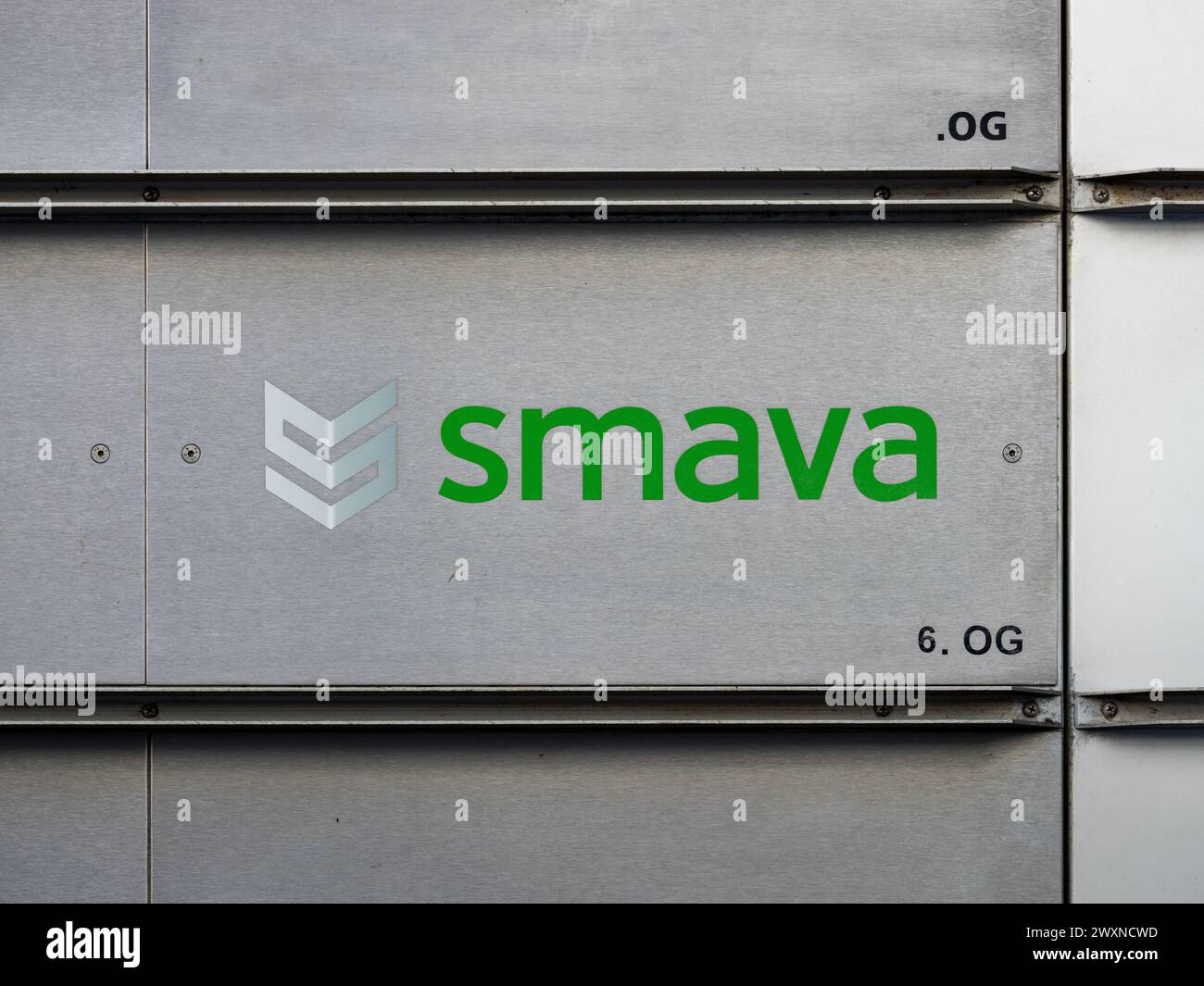Smava-Logo-Zeichen der Online-Darlehensvergleichsplattform in einem Bürogebäude. Unternehmen, das bei der Beschaffung einer Finanzierung hilft. Stockfoto