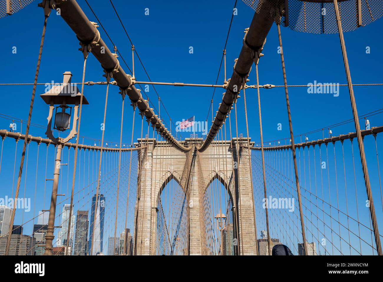 Blick vom Brooklyn Bridge Walkway im New York City Borough of Brooklyn, mit Blick auf die Hängebrücke Stockfoto