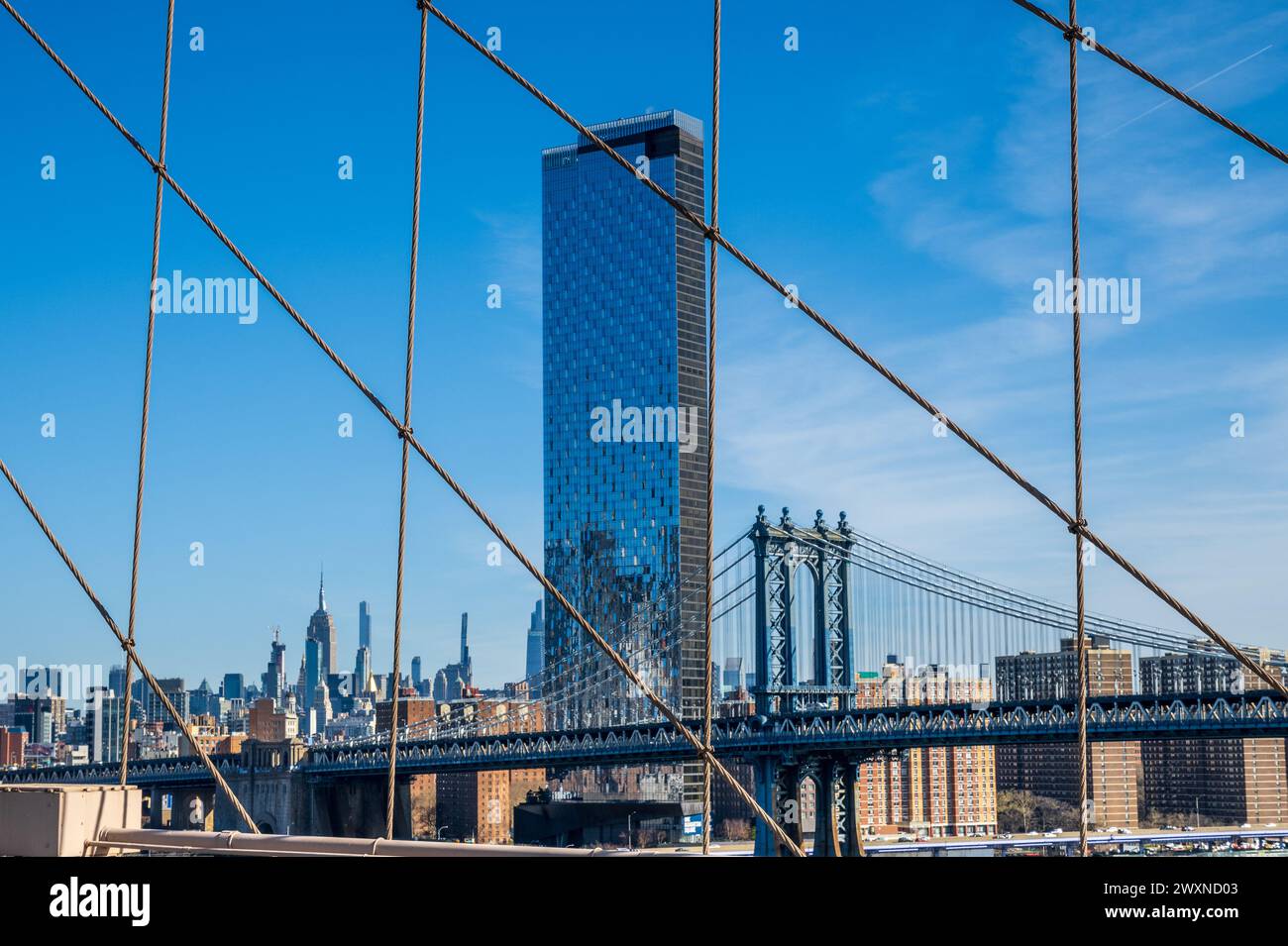 Blick vom Brooklyn Bridge Walkway im New York City Stadtteil Brooklyn in Richtung Manhattan Bridge Stockfoto