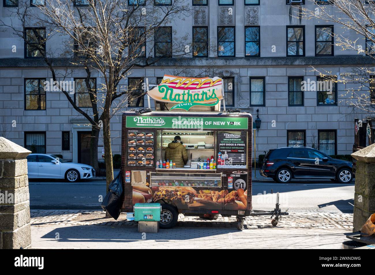 Nathans berühmter Straßenverkäufer, der New Yorker Aromen verkauft Stockfoto