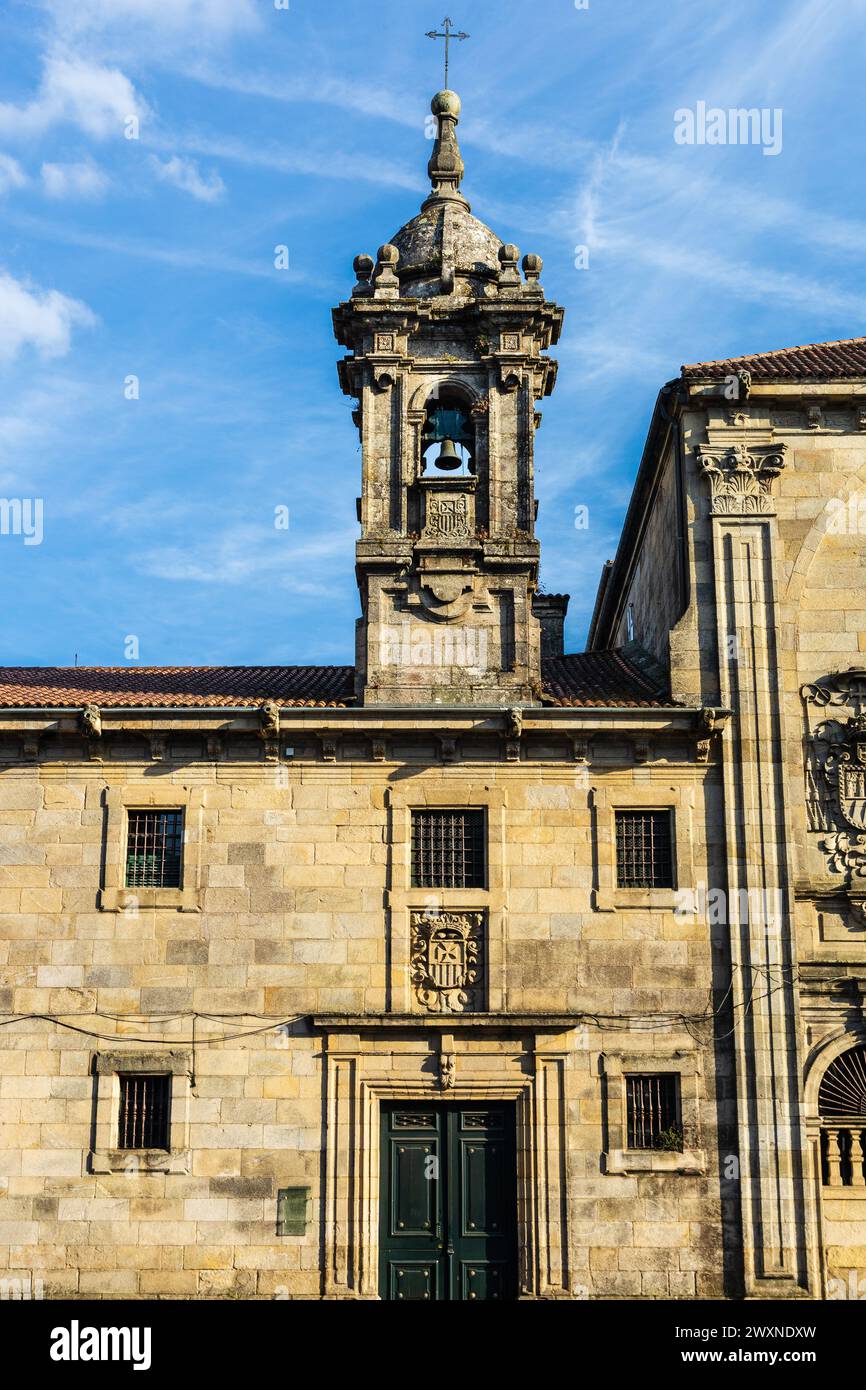 Das geschlossene Kloster der seligen Jungfrau Maria der Barmherzigkeit mit glatten Wänden. Santiago de Compostela, Galicien, Spanien. Stockfoto