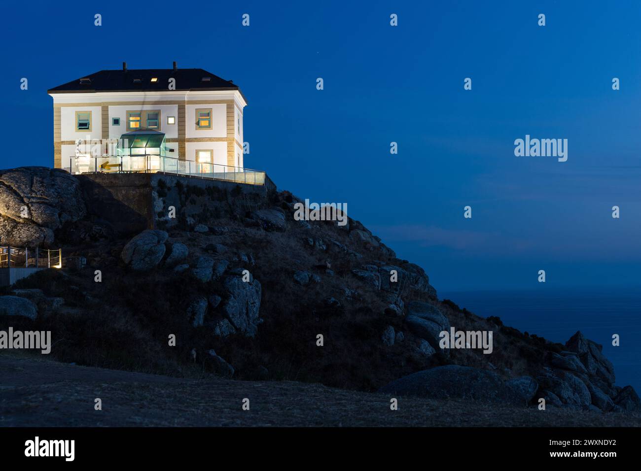 Cape Finisterre, beleuchtetes Gebäude, Abendhimmel und Meer. Ein Ziel für Pilger, galt als Weltuntergang. Galicien, Spanien Stockfoto