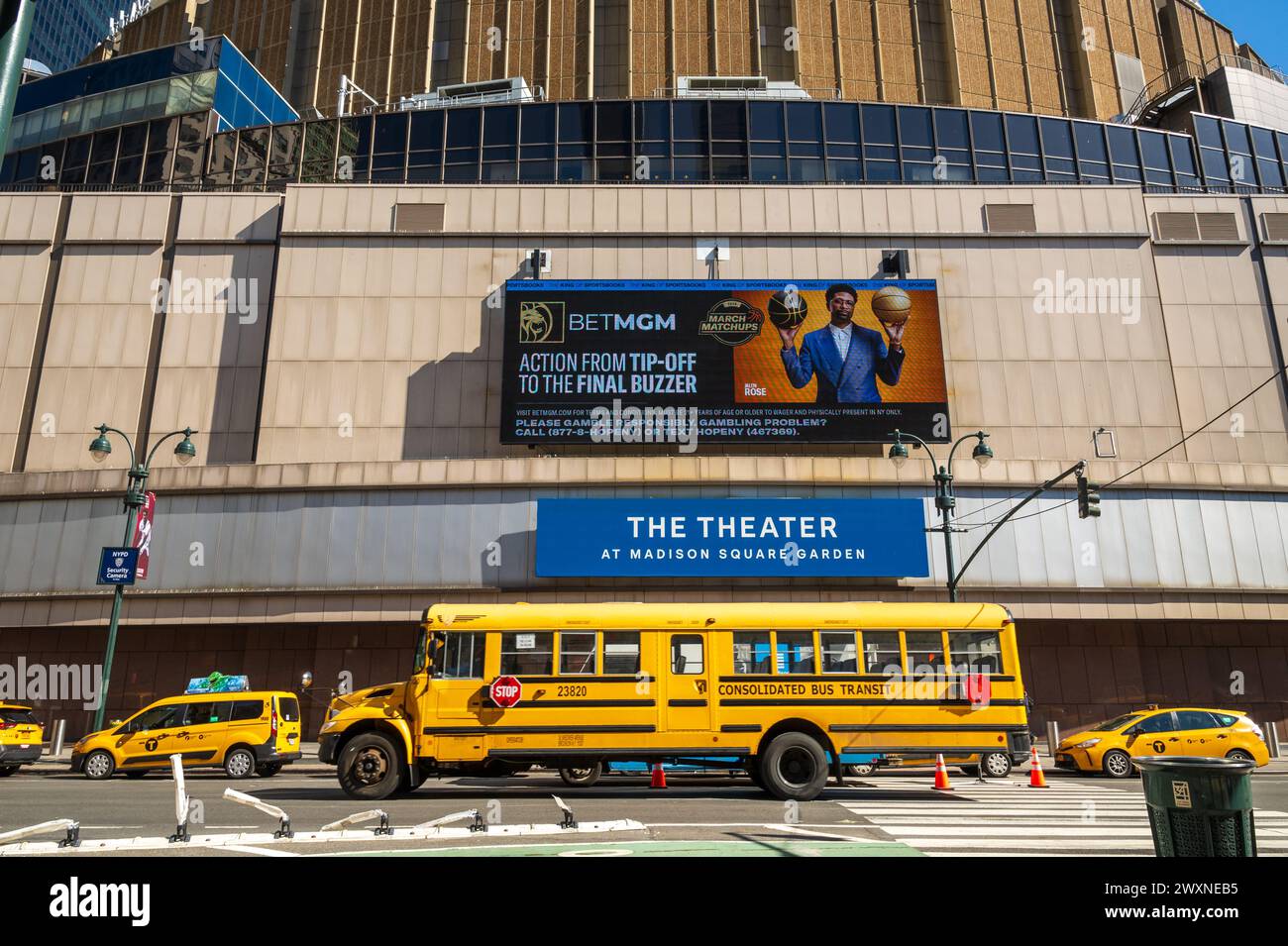 Das Theater im Madison Square Garden New York USA, in der belebten Stadt mit gelben Taxis und öffentlichen Verkehrsmitteln Stockfoto