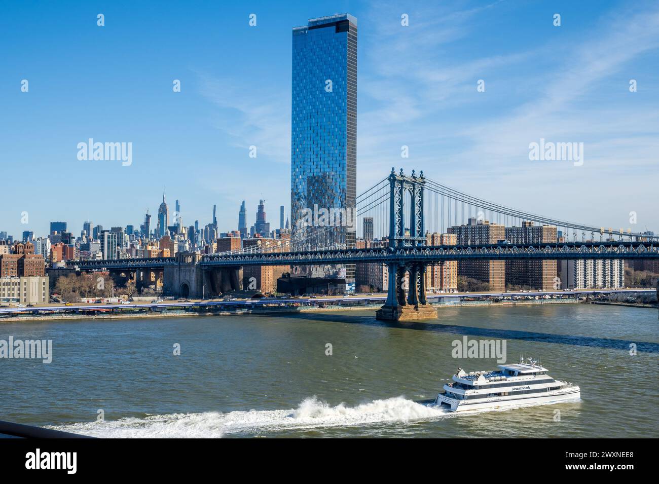 Blick vom Brooklyn Bridge Walkway im New York City Stadtteil Brooklyn in Richtung Manhattan Bridge Stockfoto