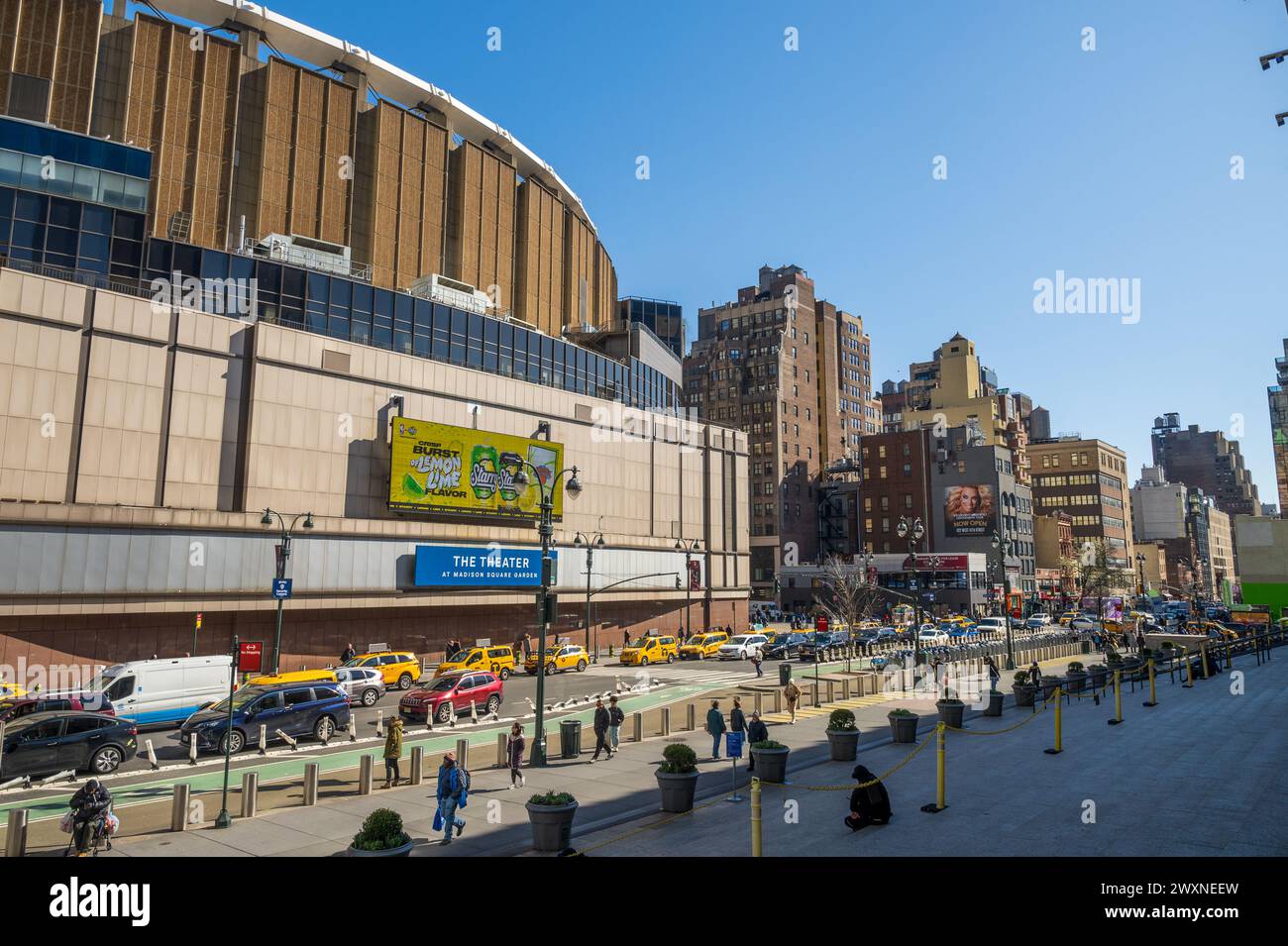 Das Theater im Madison Square Garden New York USA, in der belebten Stadt mit gelben Taxis und öffentlichen Verkehrsmitteln Stockfoto
