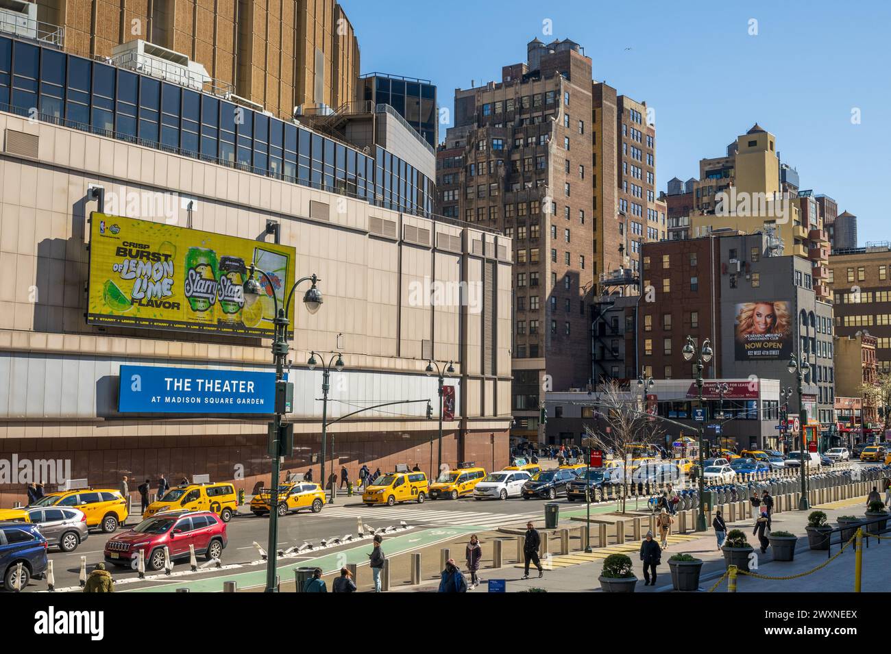 Das Theater im Madison Square Garden New York USA, in der belebten Stadt mit gelben Taxis und öffentlichen Verkehrsmitteln Stockfoto