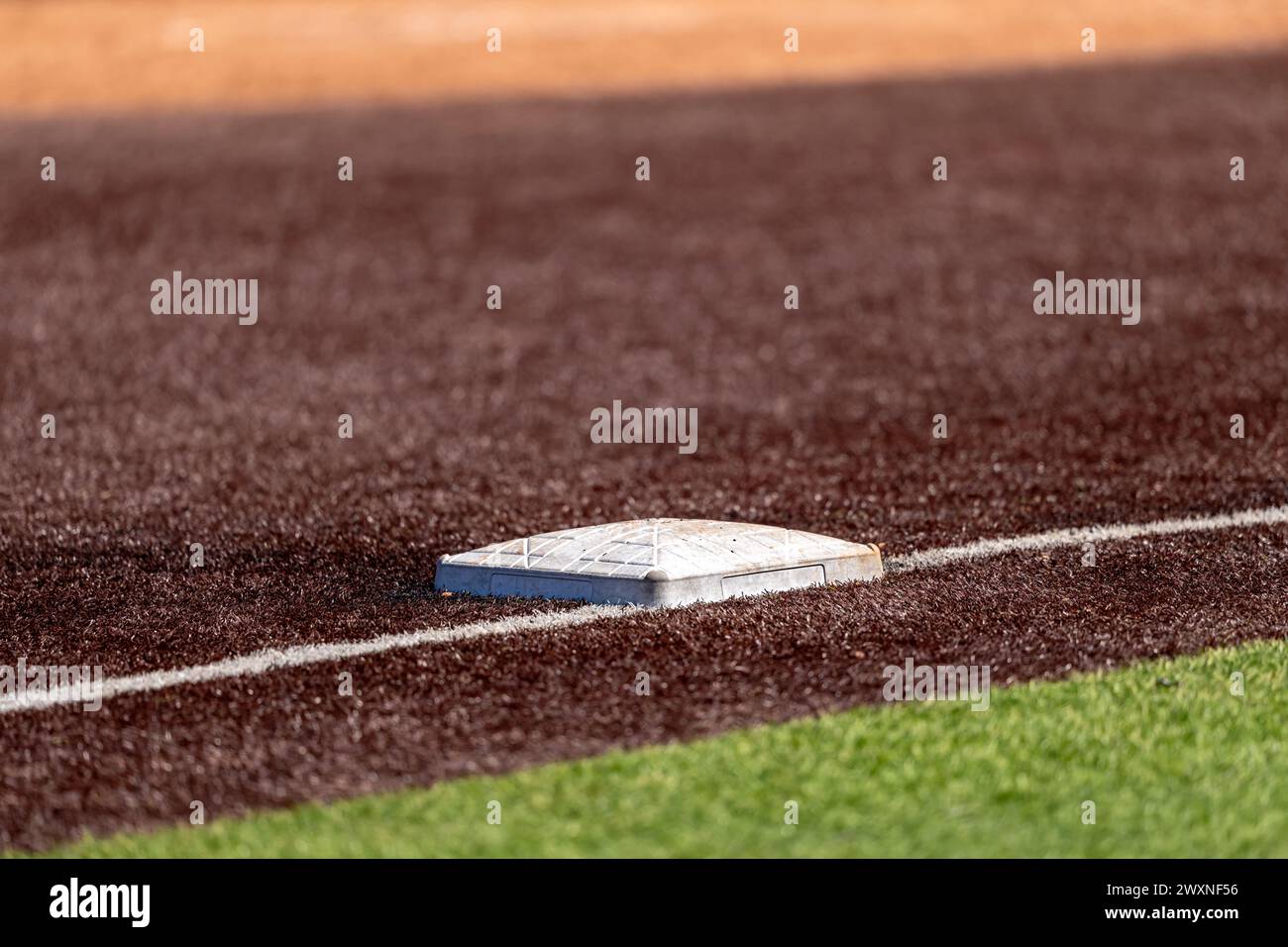 Blick auf High School oder College Kunstrasen Softballfeld dritte Basis. Stockfoto